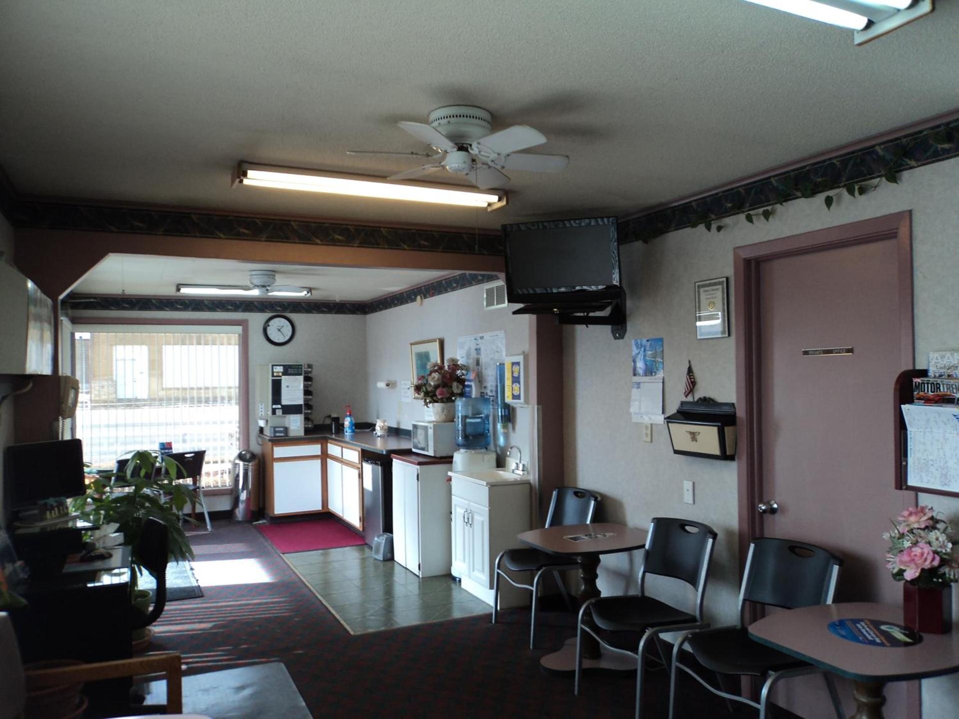 Knights Inn Ottawa photo 12