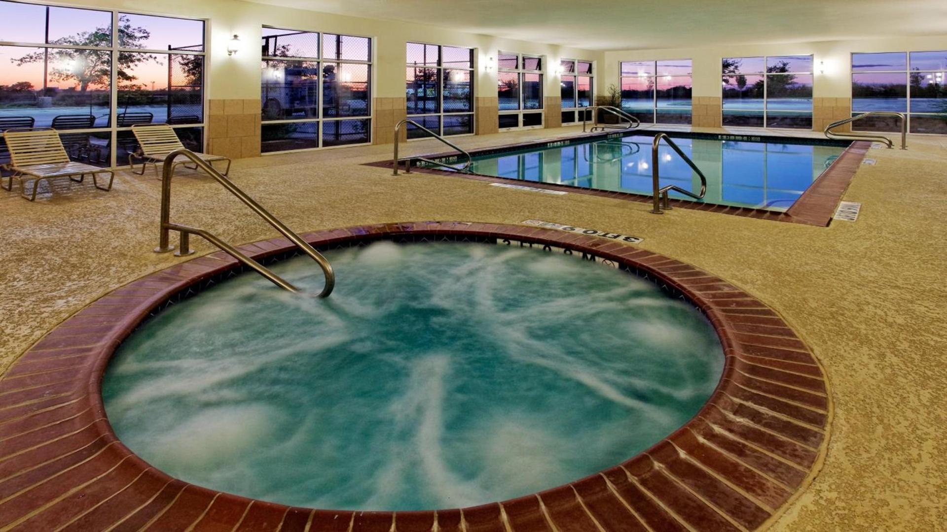 Holiday Inn Express Hotel & Suites Cleburne by IHG photo 7