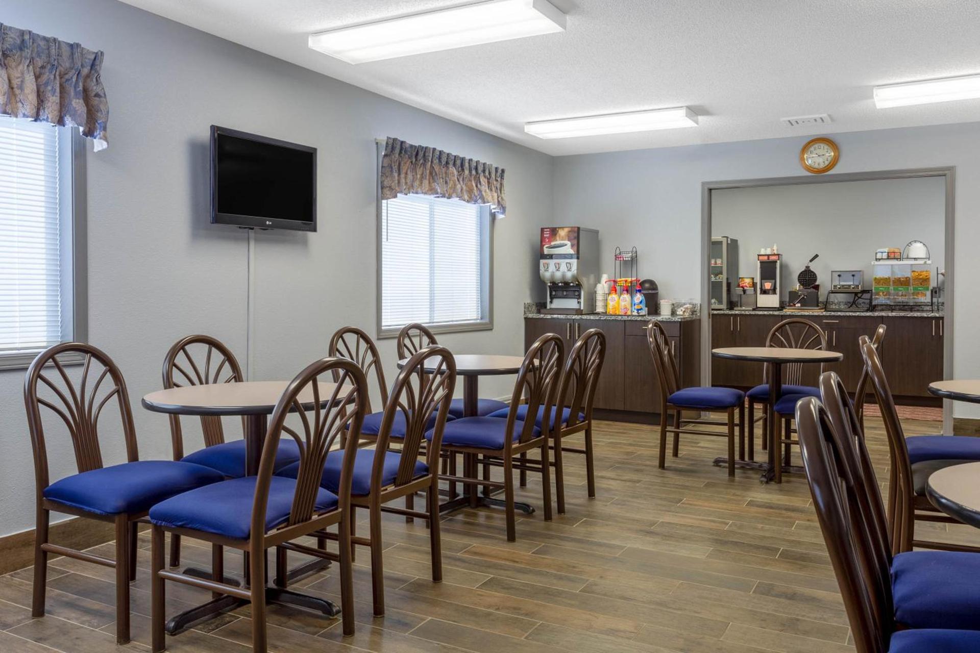 Baymont by Wyndham Marinette photo 18