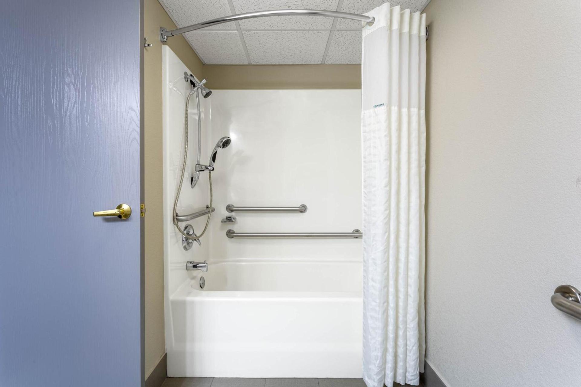 Baymont by Wyndham Marinette photo 13