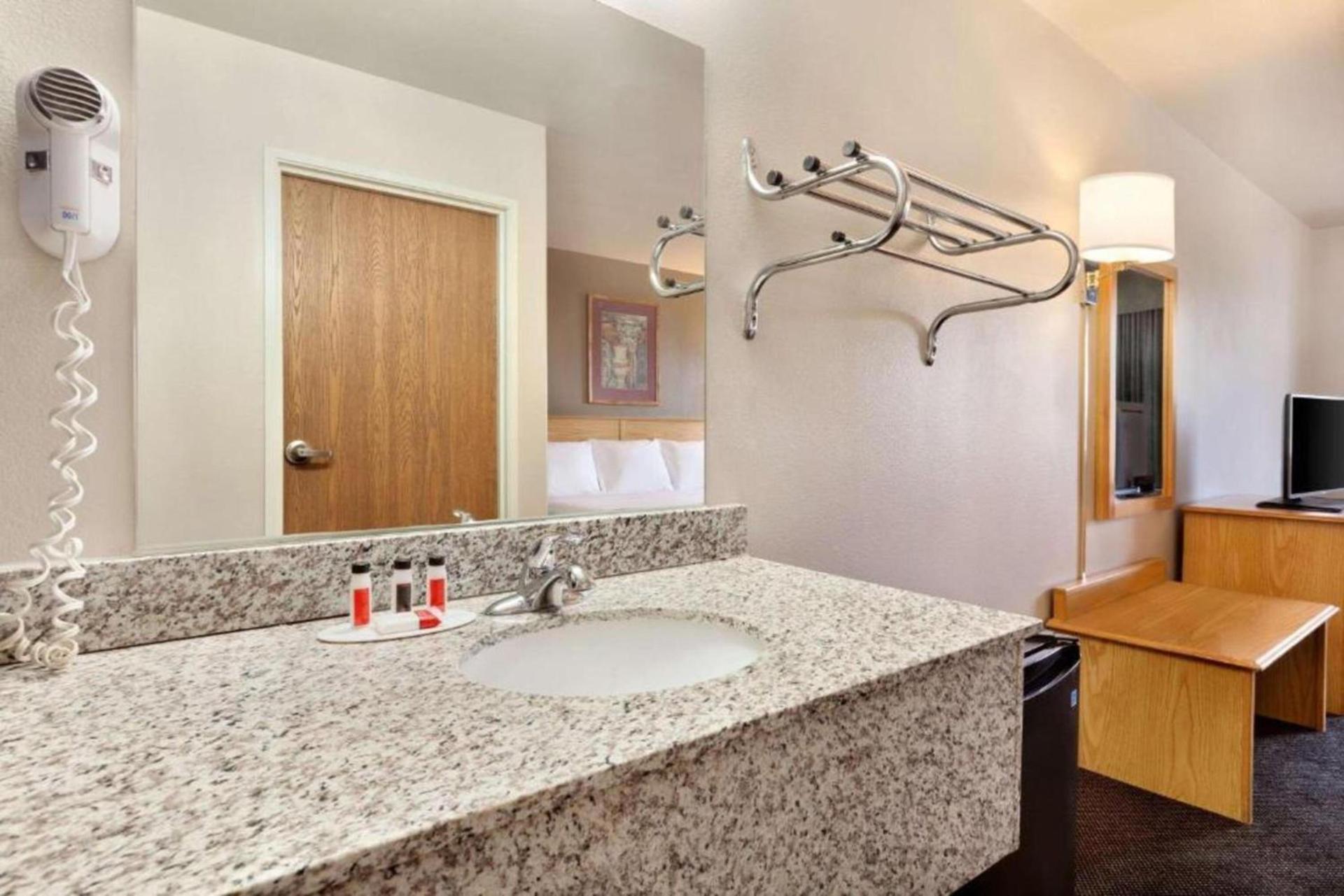 Travelodge by Wyndham Yermo photo 14