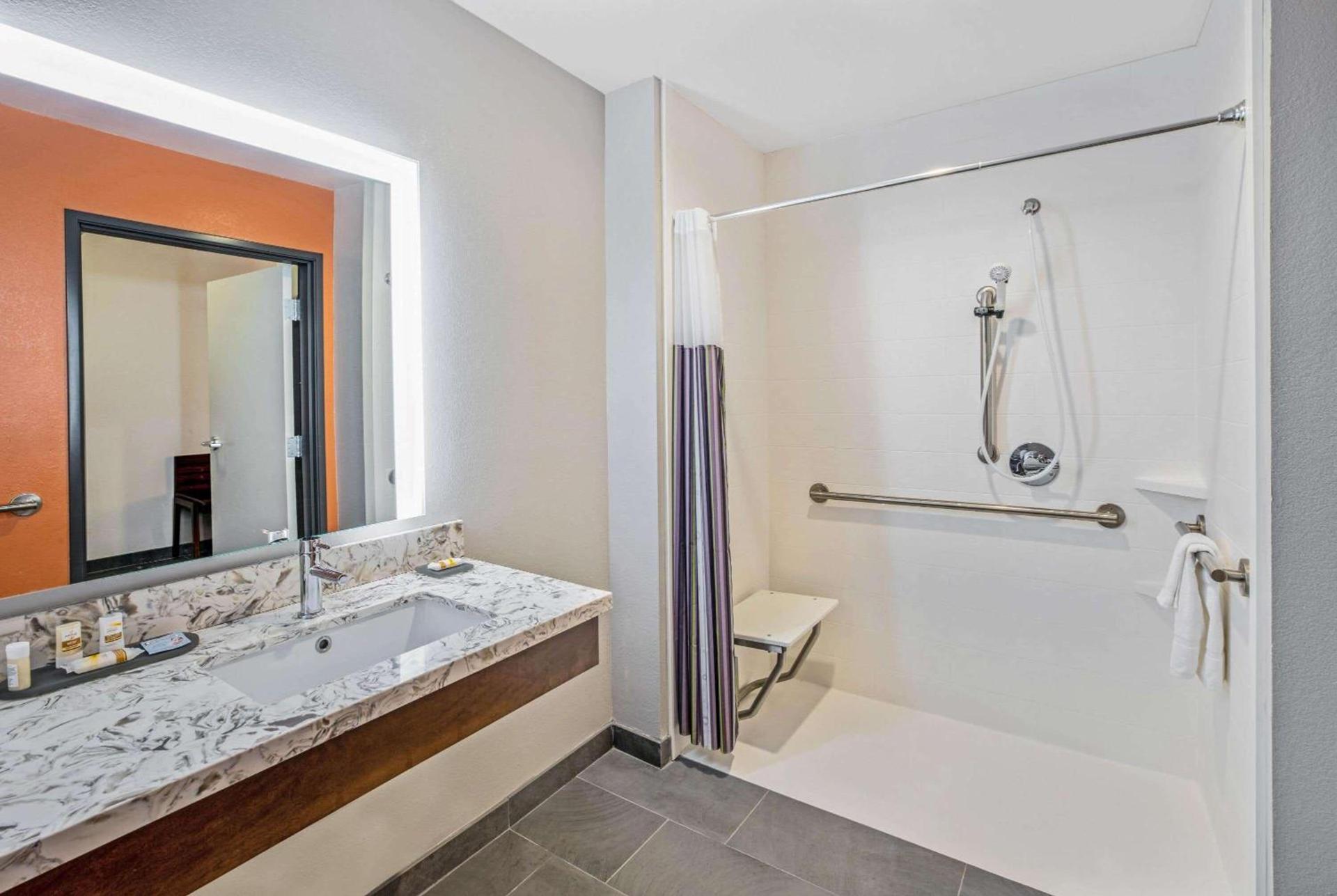 La Quinta by Wyndham Waco Baylor Downtown photo 16