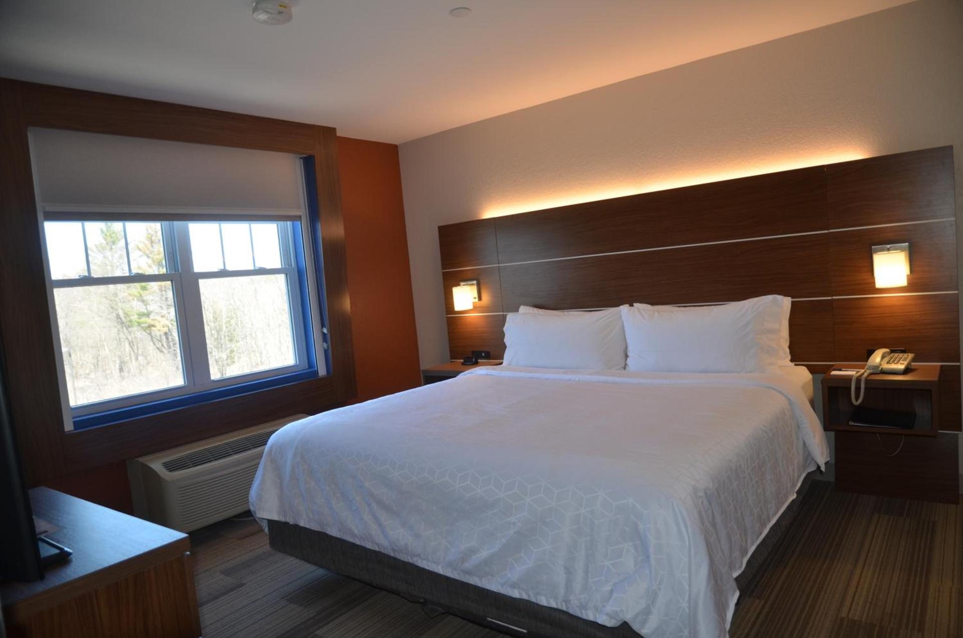 Holiday Inn Express & Suites Rochester by IHG photo 9