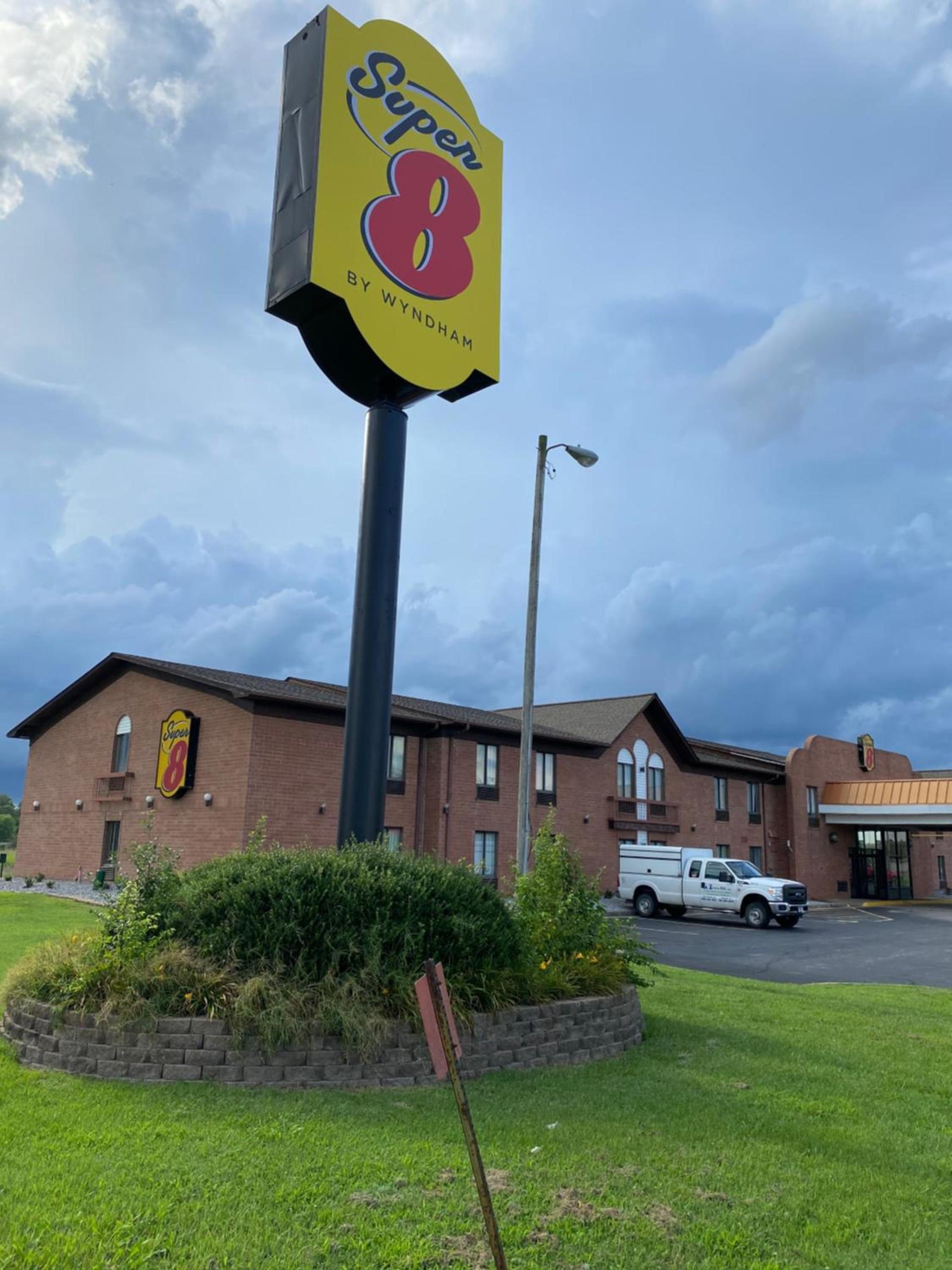 Super 8 by Wyndham Metropolis photo 18