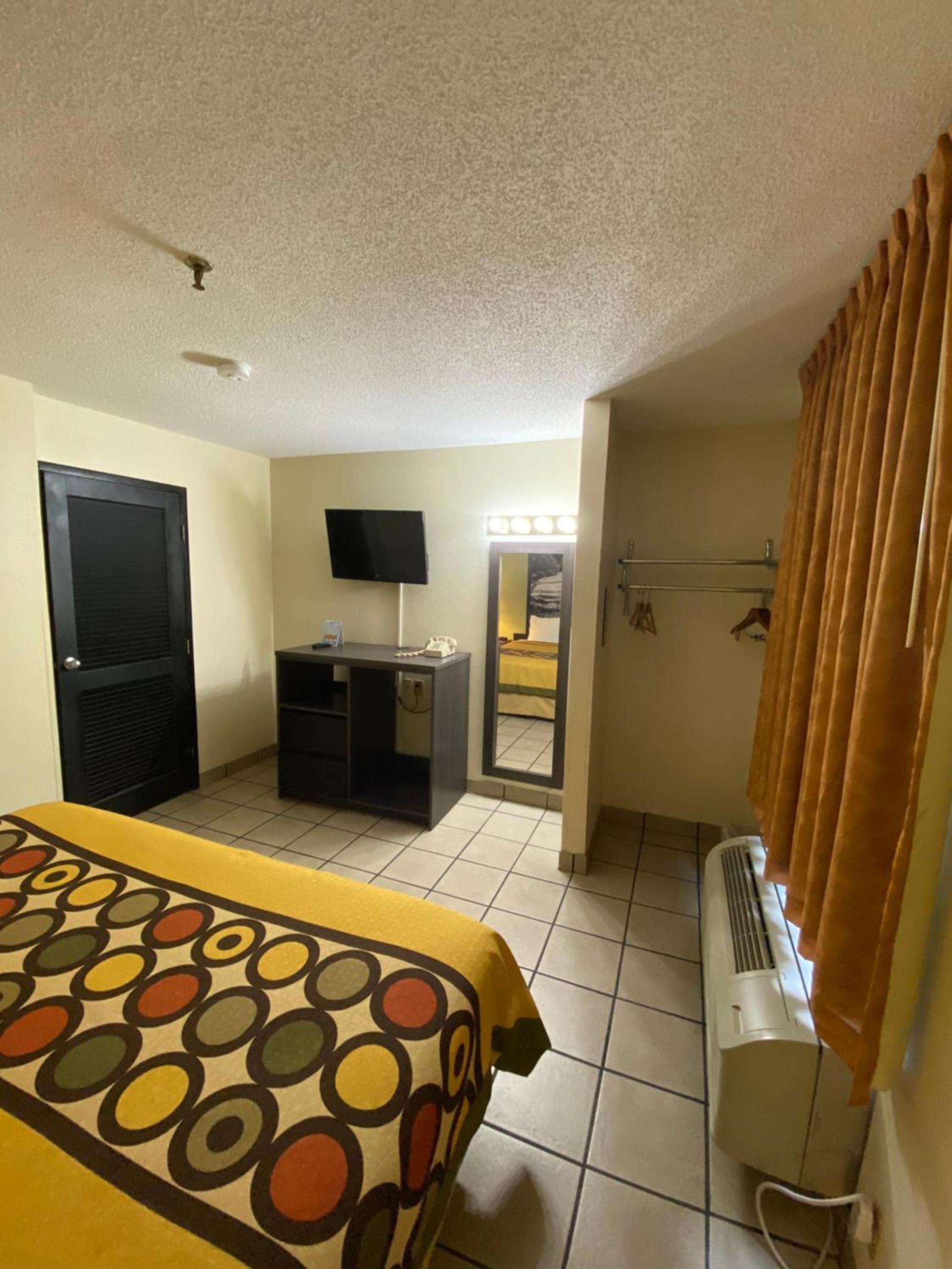 Super 8 by Wyndham Metropolis photo 13