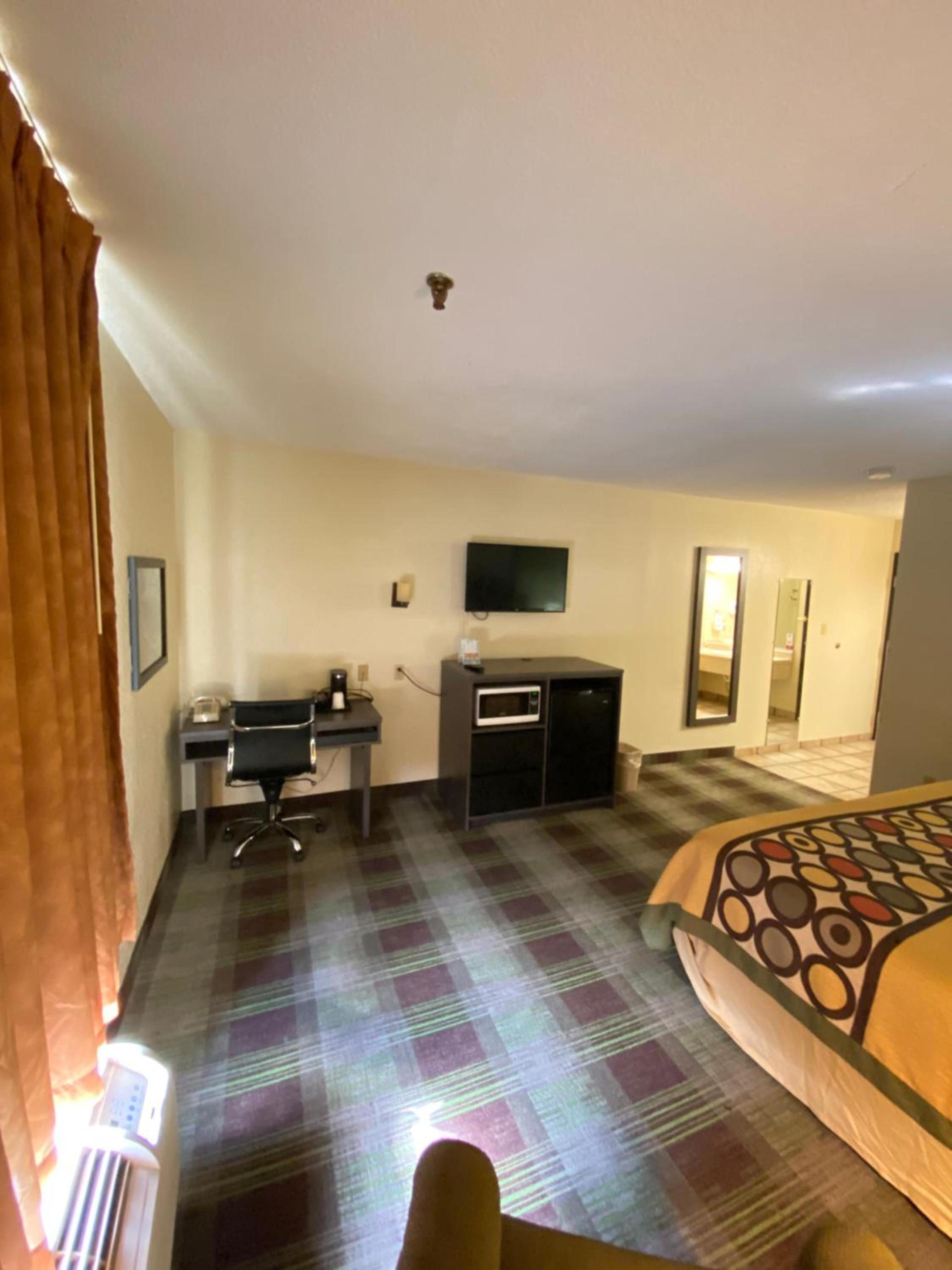 Super 8 by Wyndham Metropolis photo 11