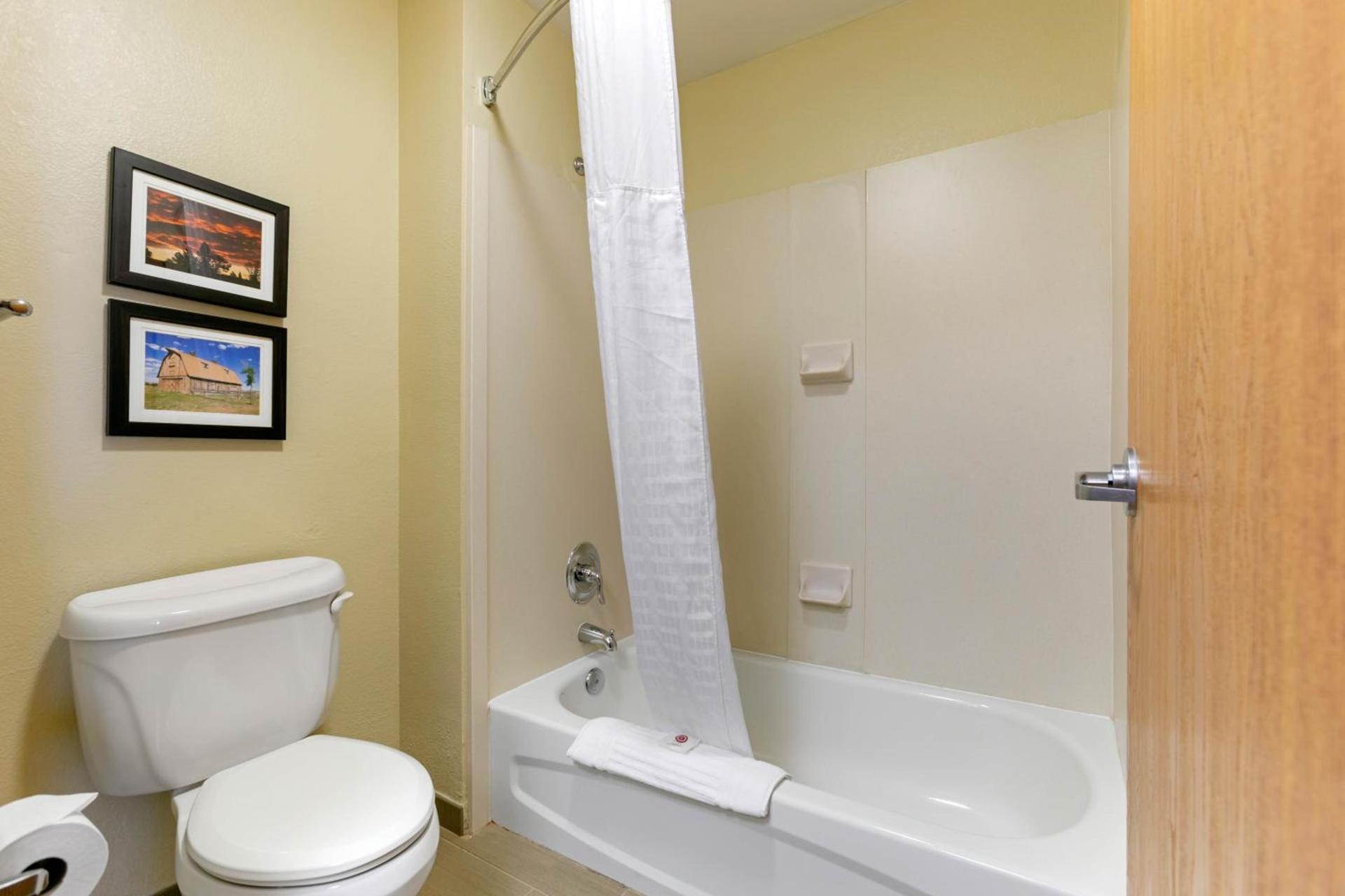 Comfort Inn & Suites Near University of Wyoming photo 48