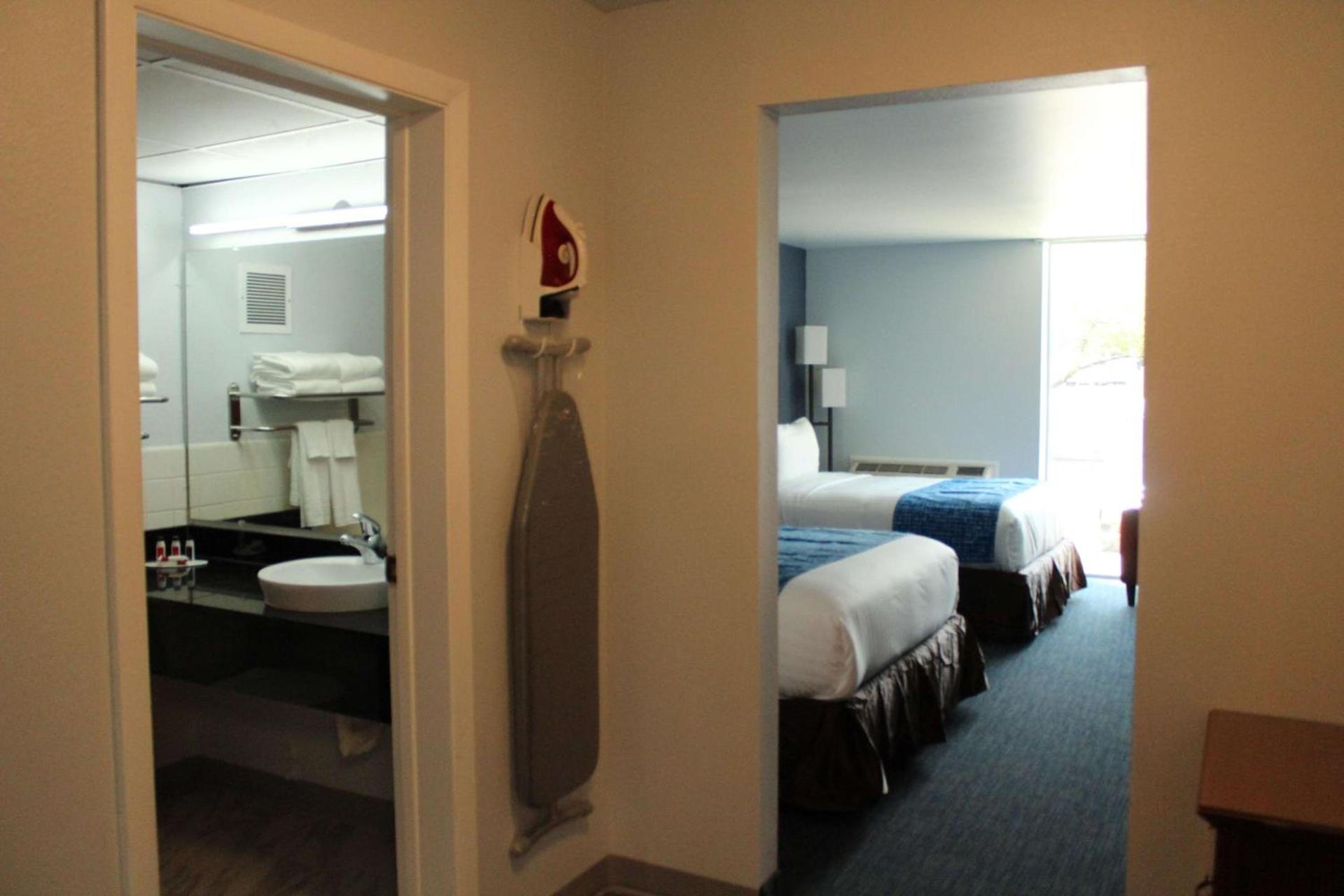 Travelodge by Wyndham Water's Edge Hotel - Racine photo 25