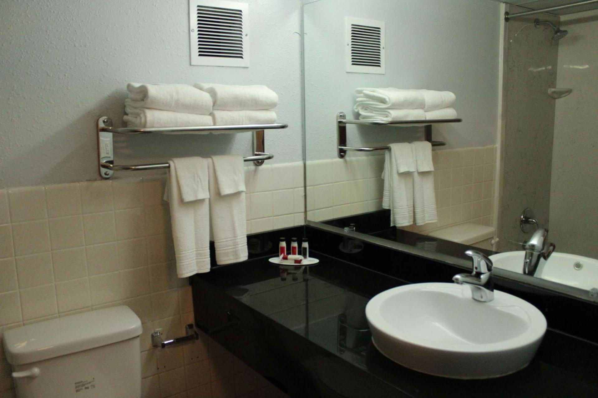 Travelodge by Wyndham Water's Edge Hotel - Racine photo 10