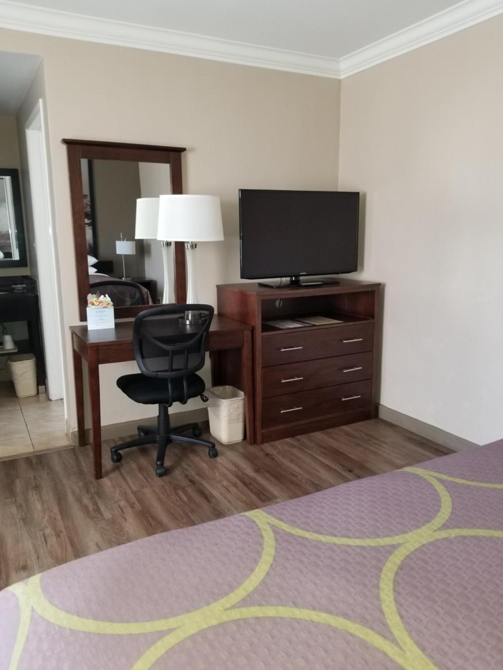 Super 8 by Wyndham Los Angeles-Culver City Area photo 11