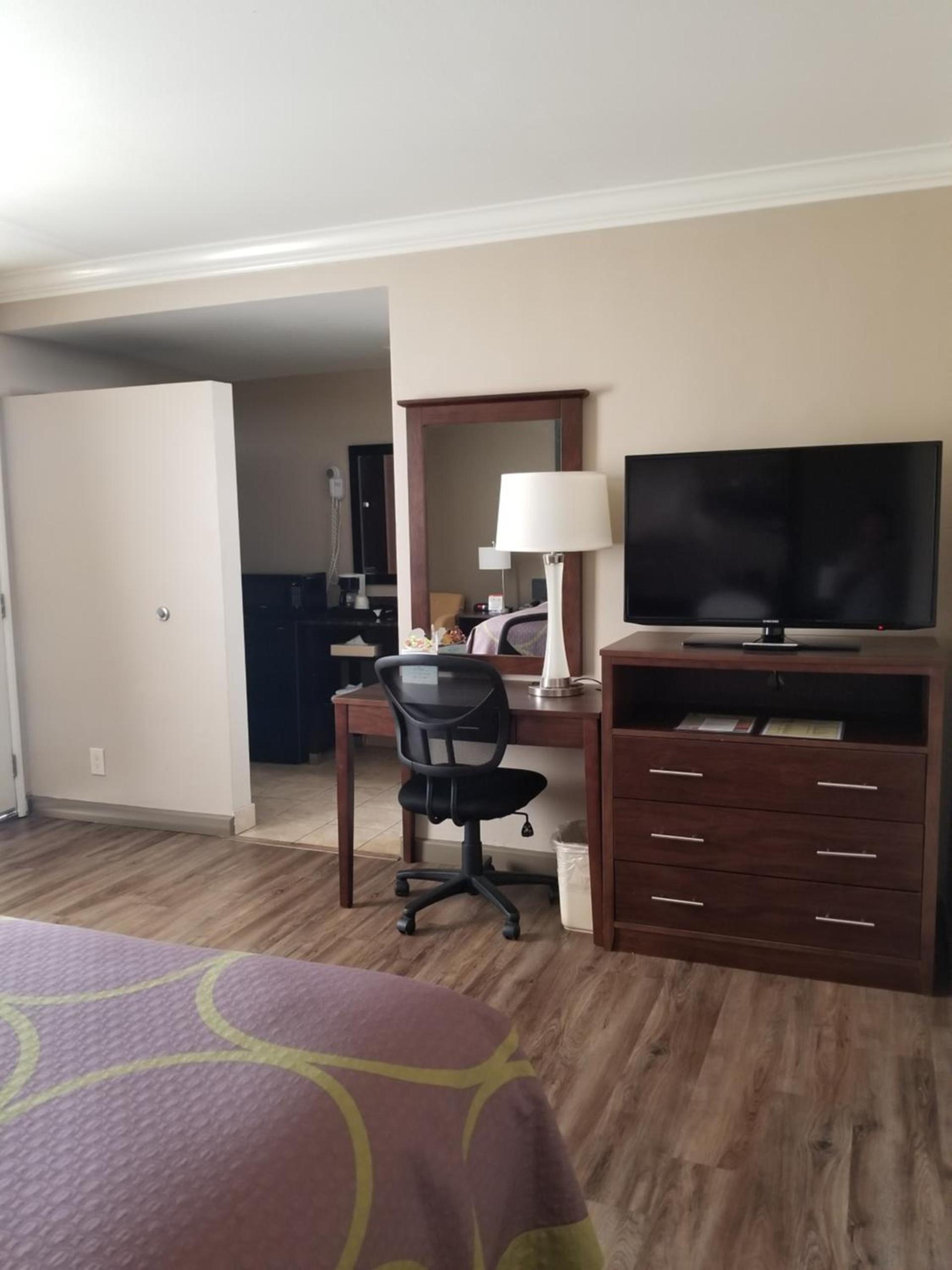 Super 8 by Wyndham Los Angeles-Culver City Area photo 10