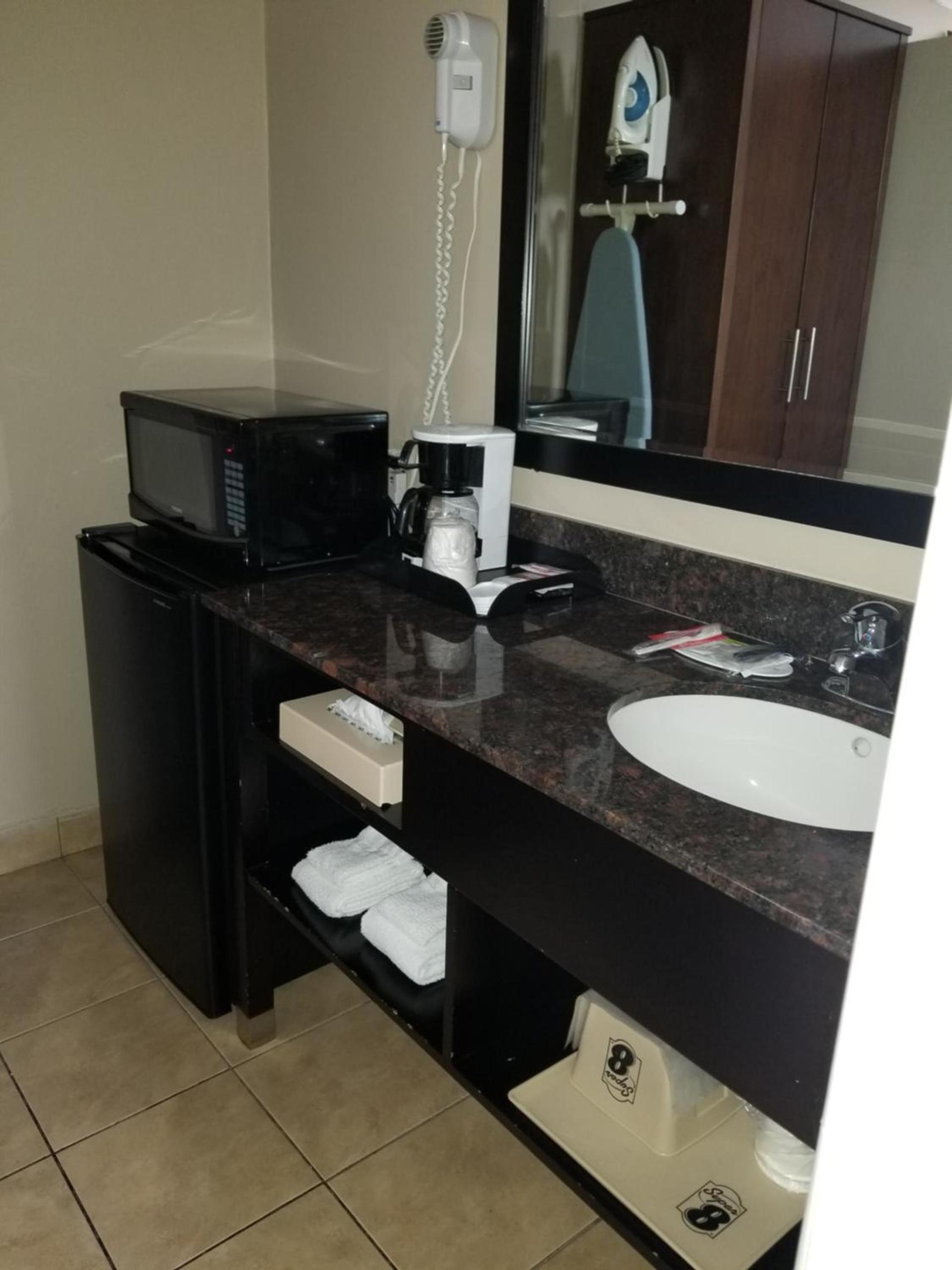 Super 8 by Wyndham Los Angeles-Culver City Area photo 9