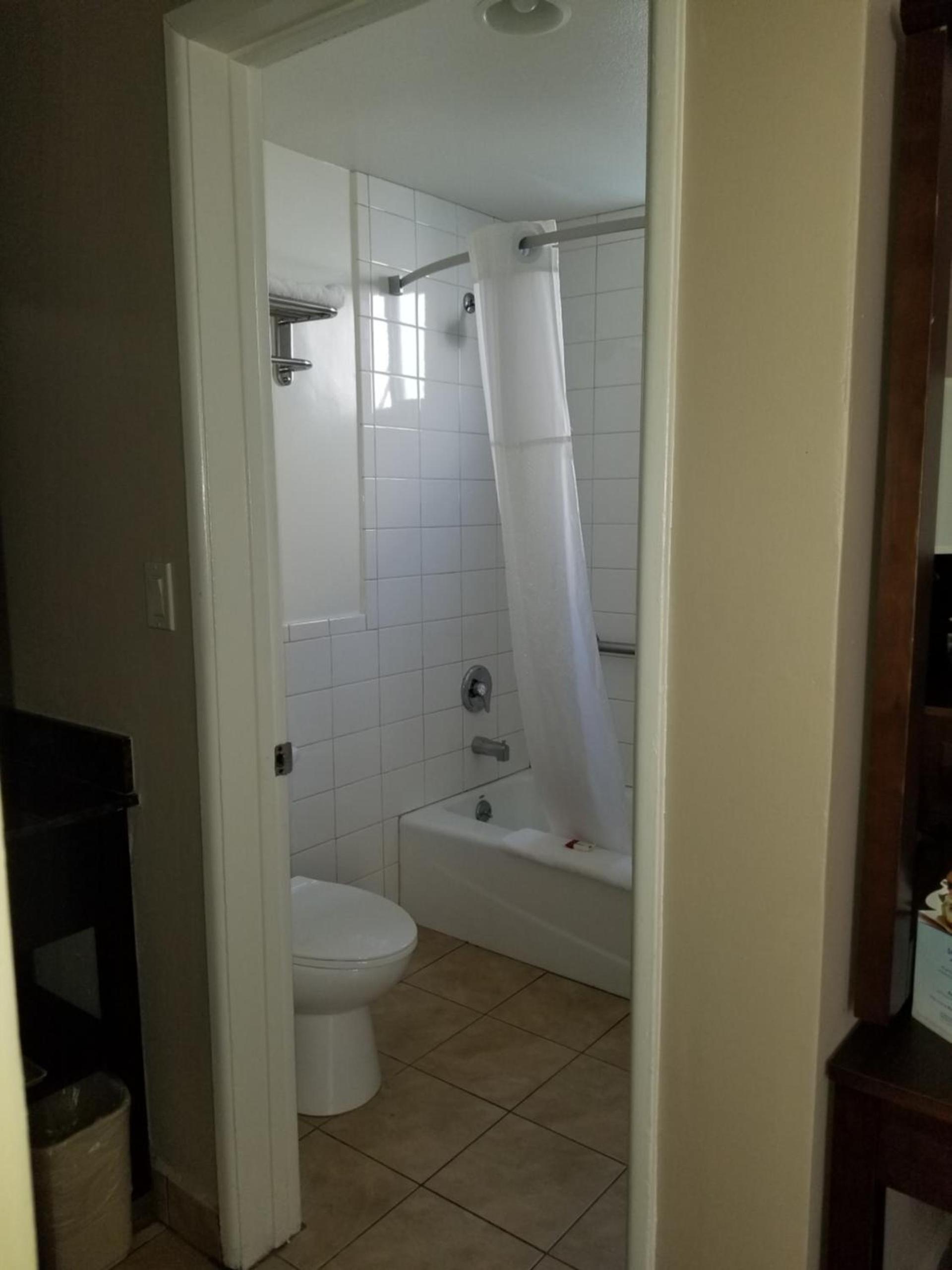 Super 8 by Wyndham Los Angeles-Culver City Area photo 8