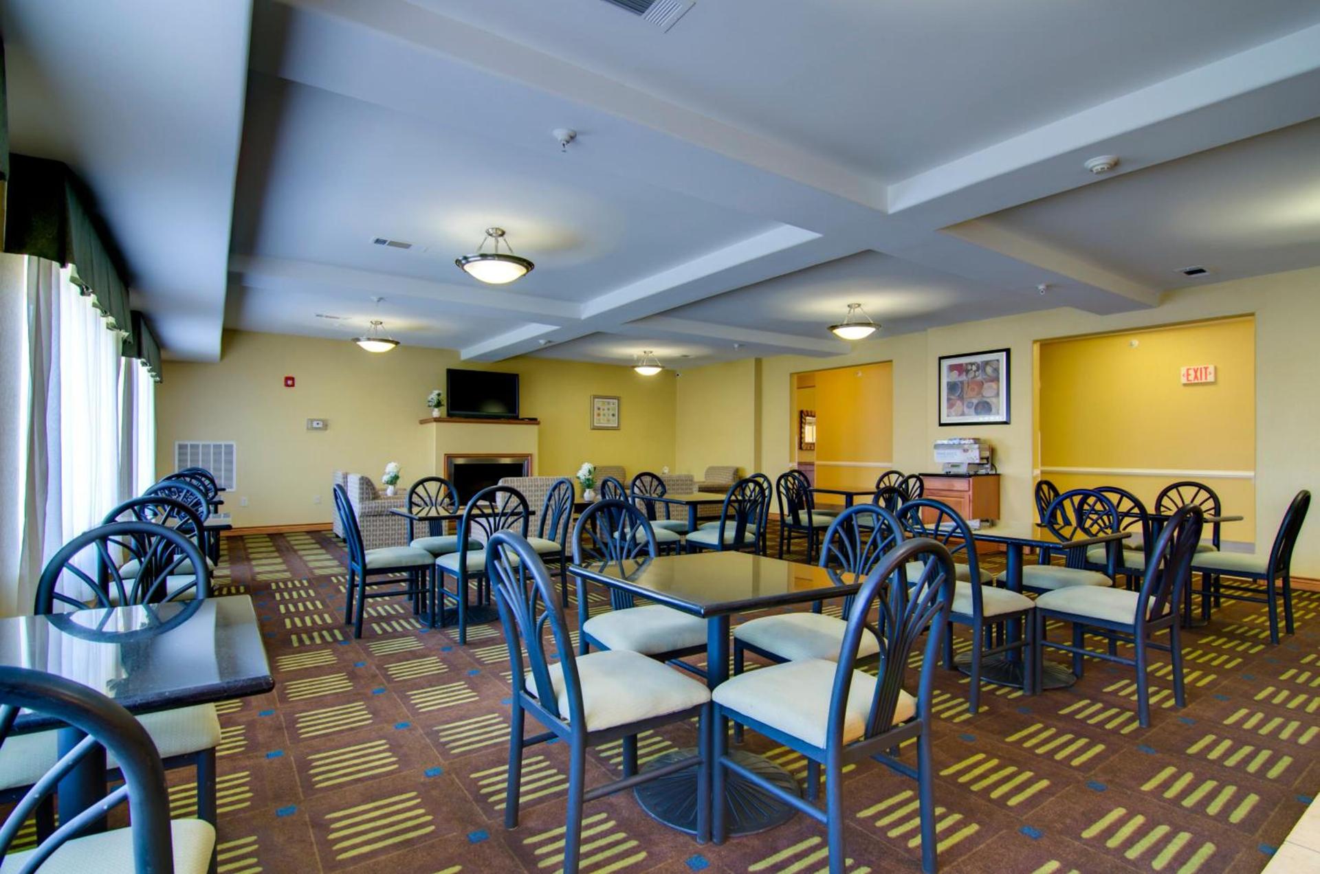 Holiday Inn Express Hotel & Suites Kansas City Sports Complex by IHG photo 53