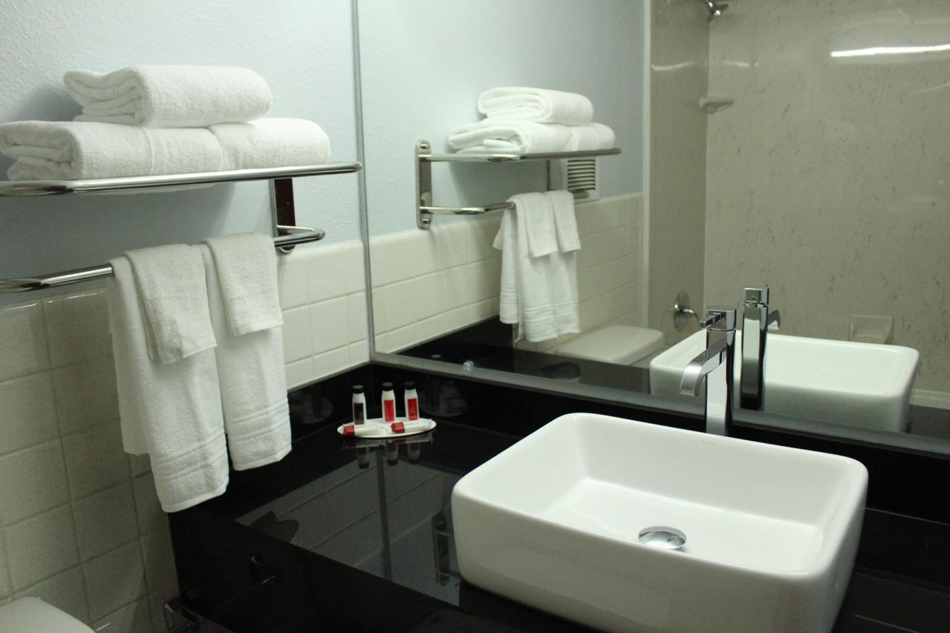 Travelodge by Wyndham Water's Edge Hotel - Racine photo 9