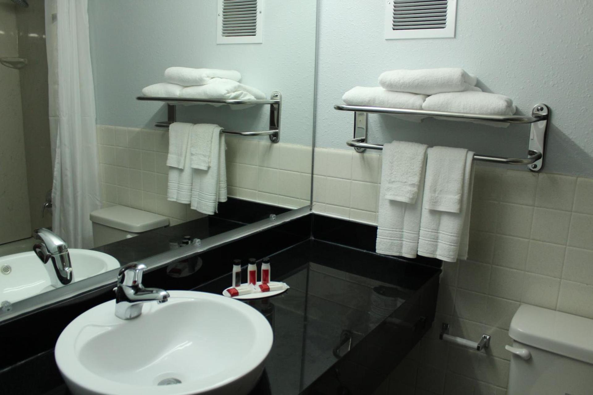 Travelodge by Wyndham Water's Edge Hotel - Racine photo 13