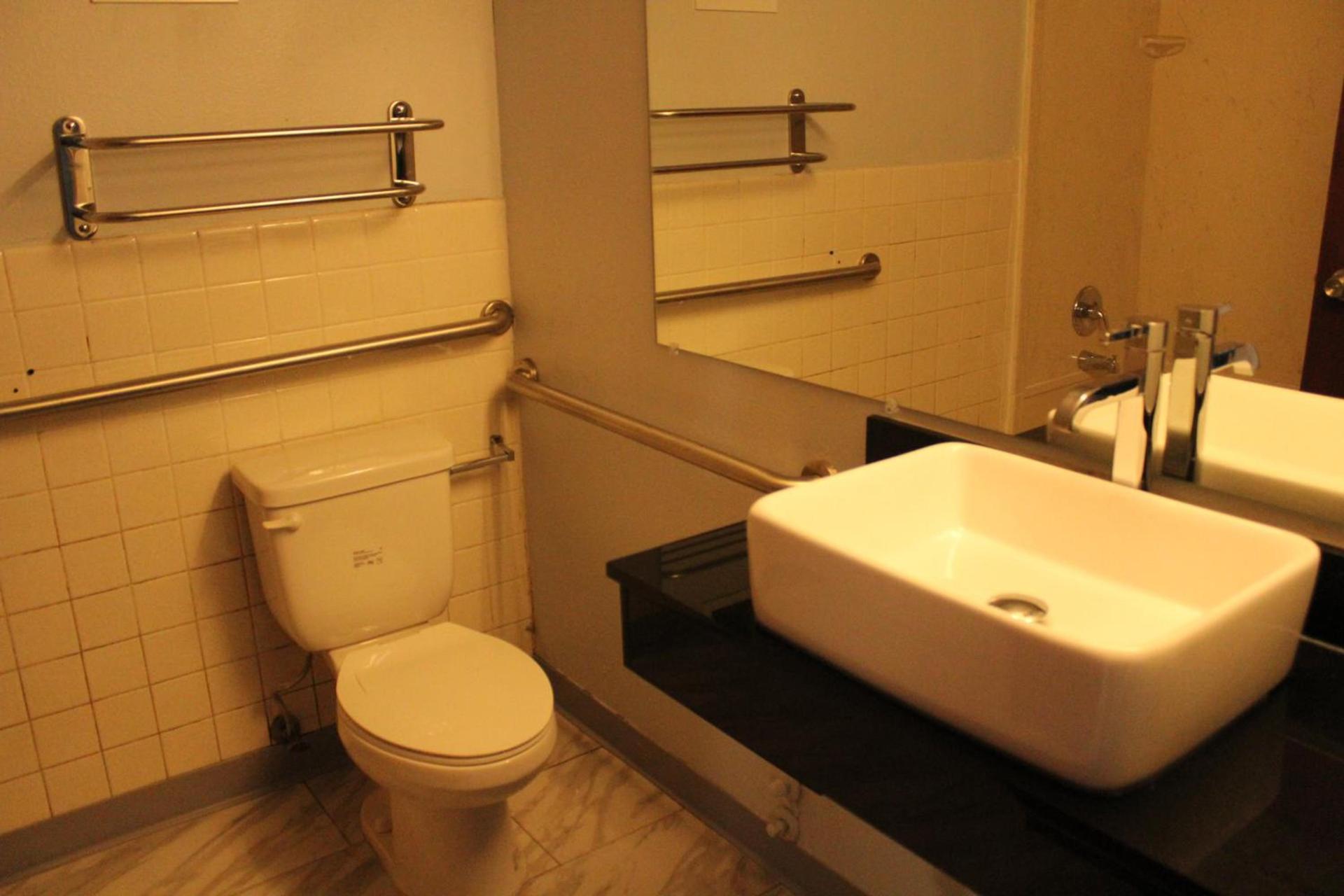 Travelodge by Wyndham Water's Edge Hotel - Racine photo 22