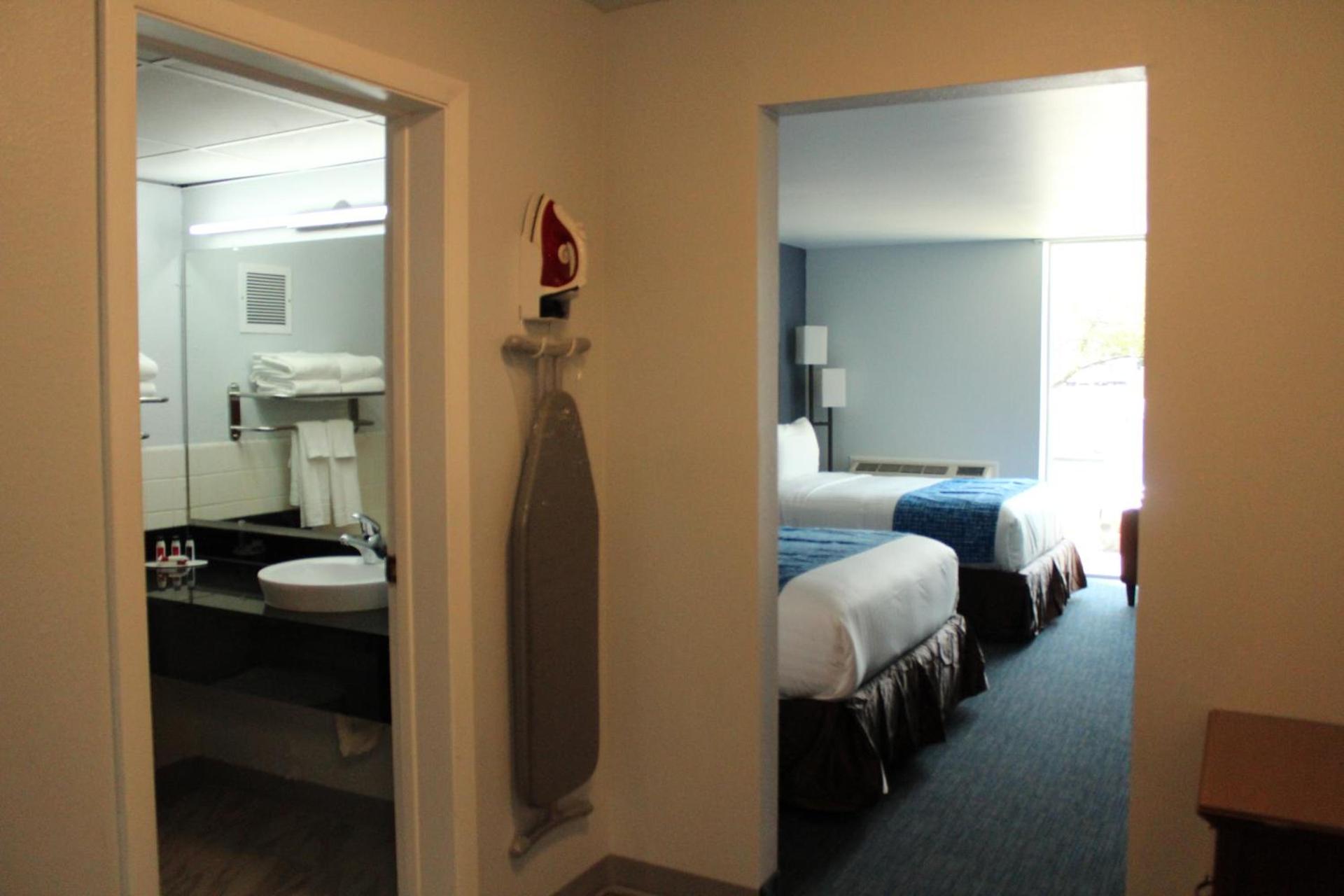 Travelodge by Wyndham Water's Edge Hotel - Racine photo 14