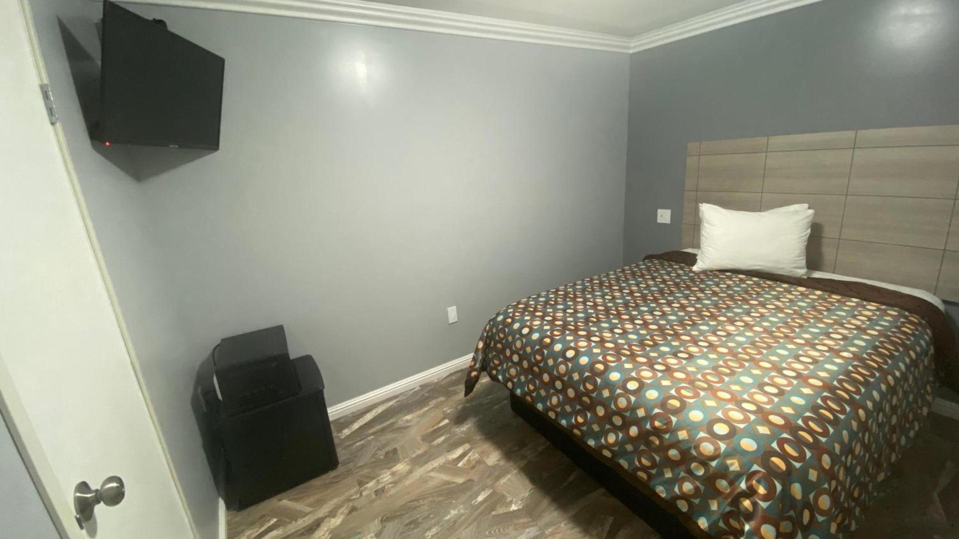 La Perla motel photo 8