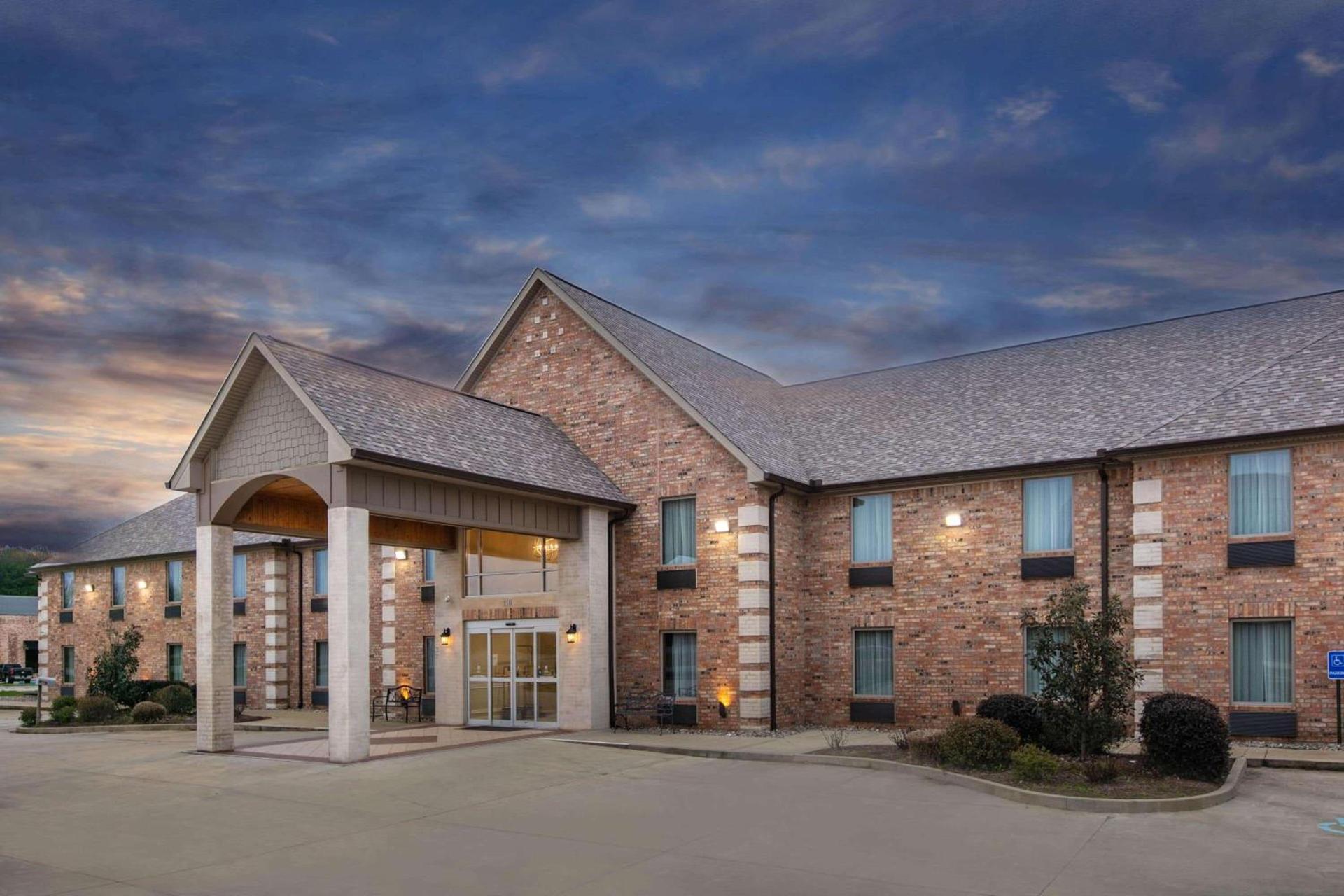 Days Inn & Suites by Wyndham Florence/Jackson Area photo 2