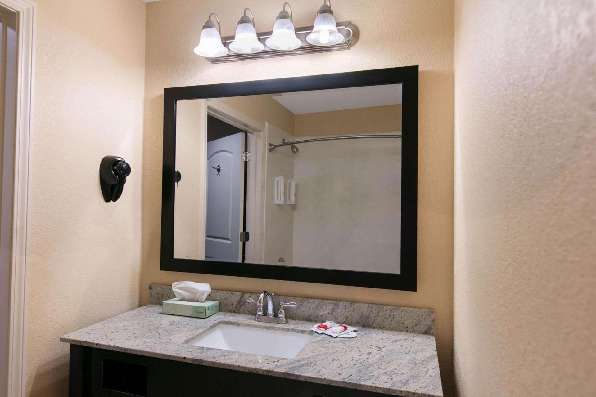 Days Inn & Suites by Wyndham Florence/Jackson Area photo 20