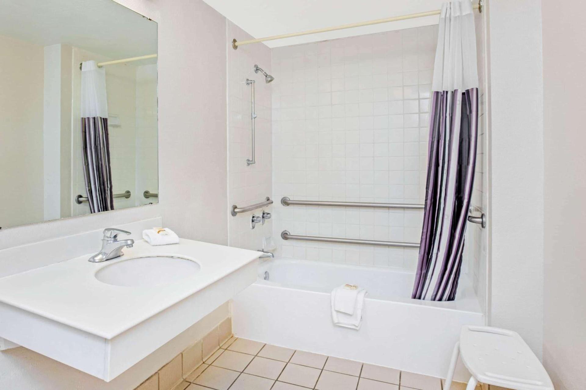 La Quinta Inn by Wyndham El Paso Cielo Vista photo 10