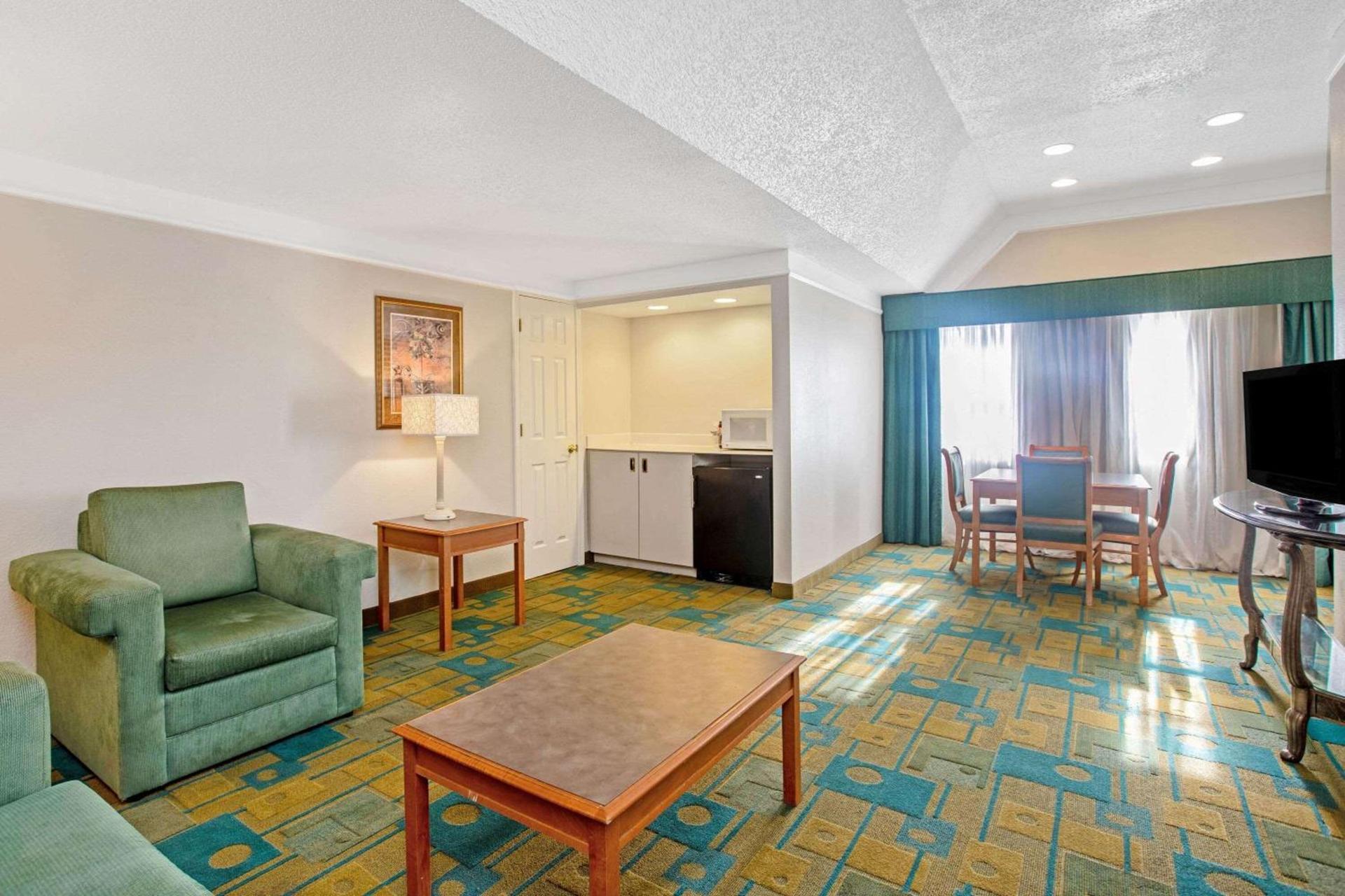 La Quinta Inn by Wyndham El Paso Cielo Vista photo 24
