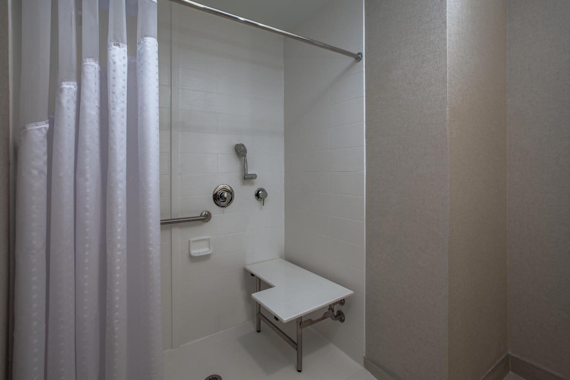 Holiday Inn Cleveland Clinic by IHG photo 4