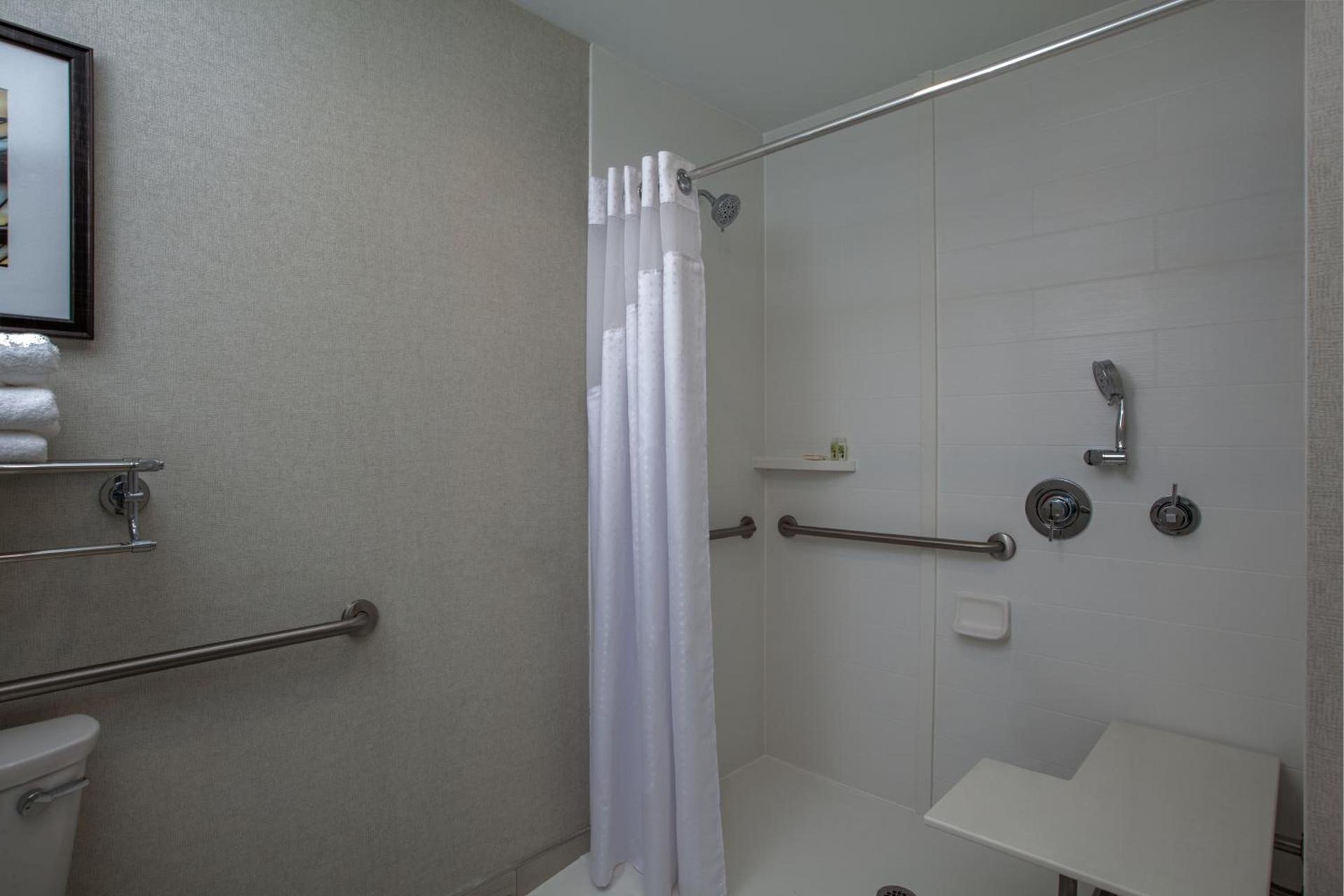 Holiday Inn Cleveland Clinic by IHG photo 3