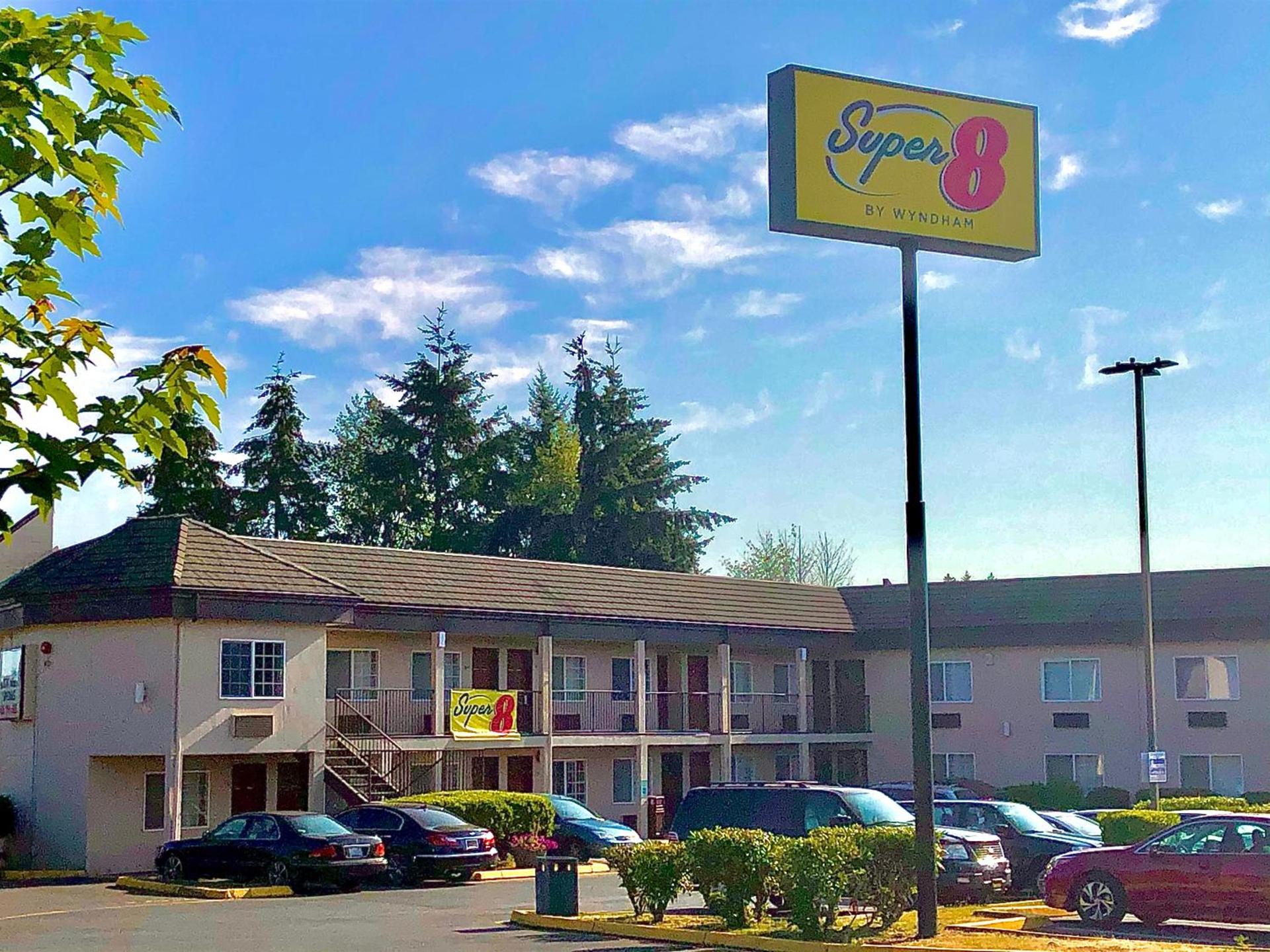 Super 8 by Wyndham Lynnwood photo 2
