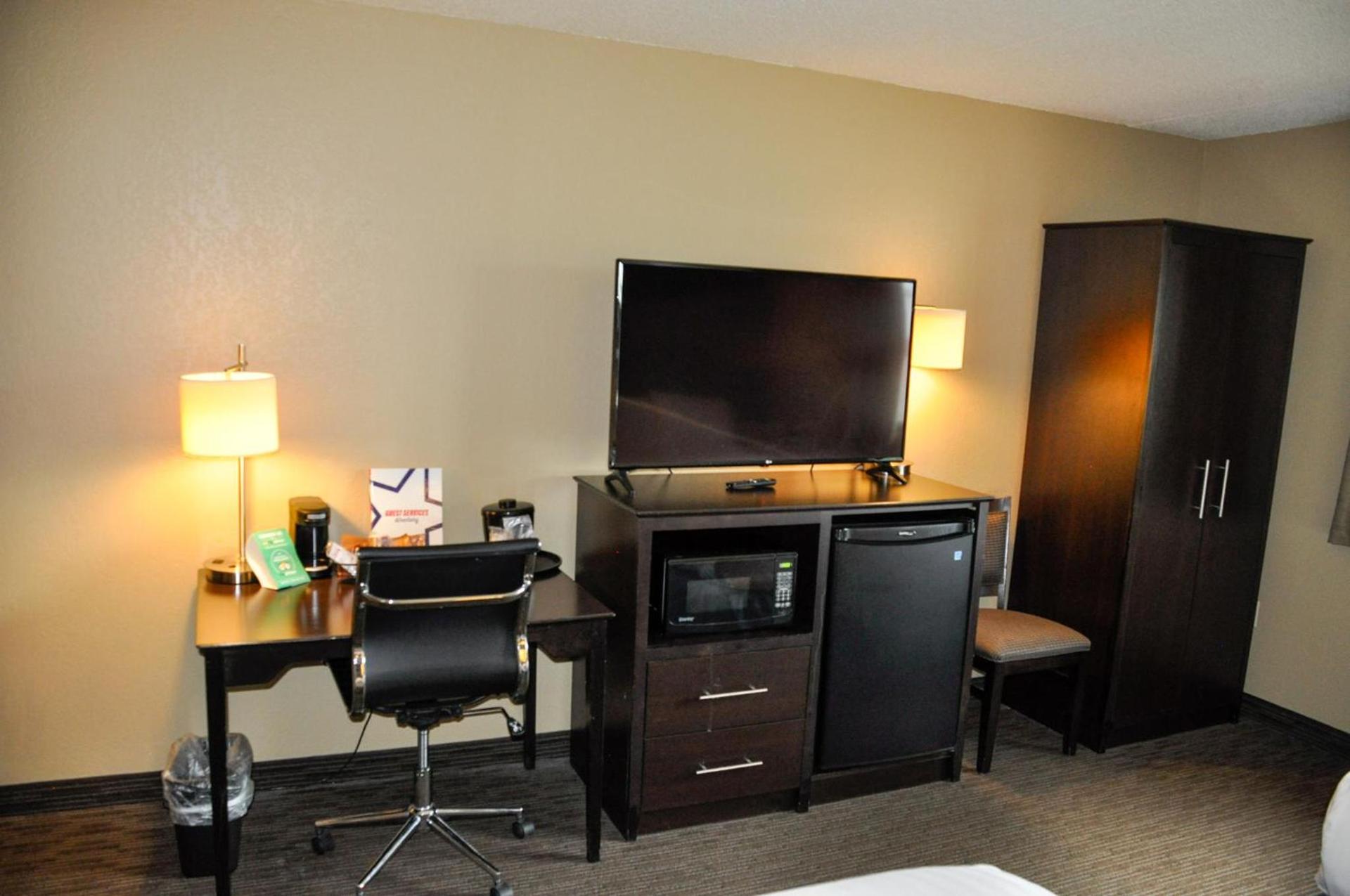 AmericInn by Wyndham Clear Lake photo 42