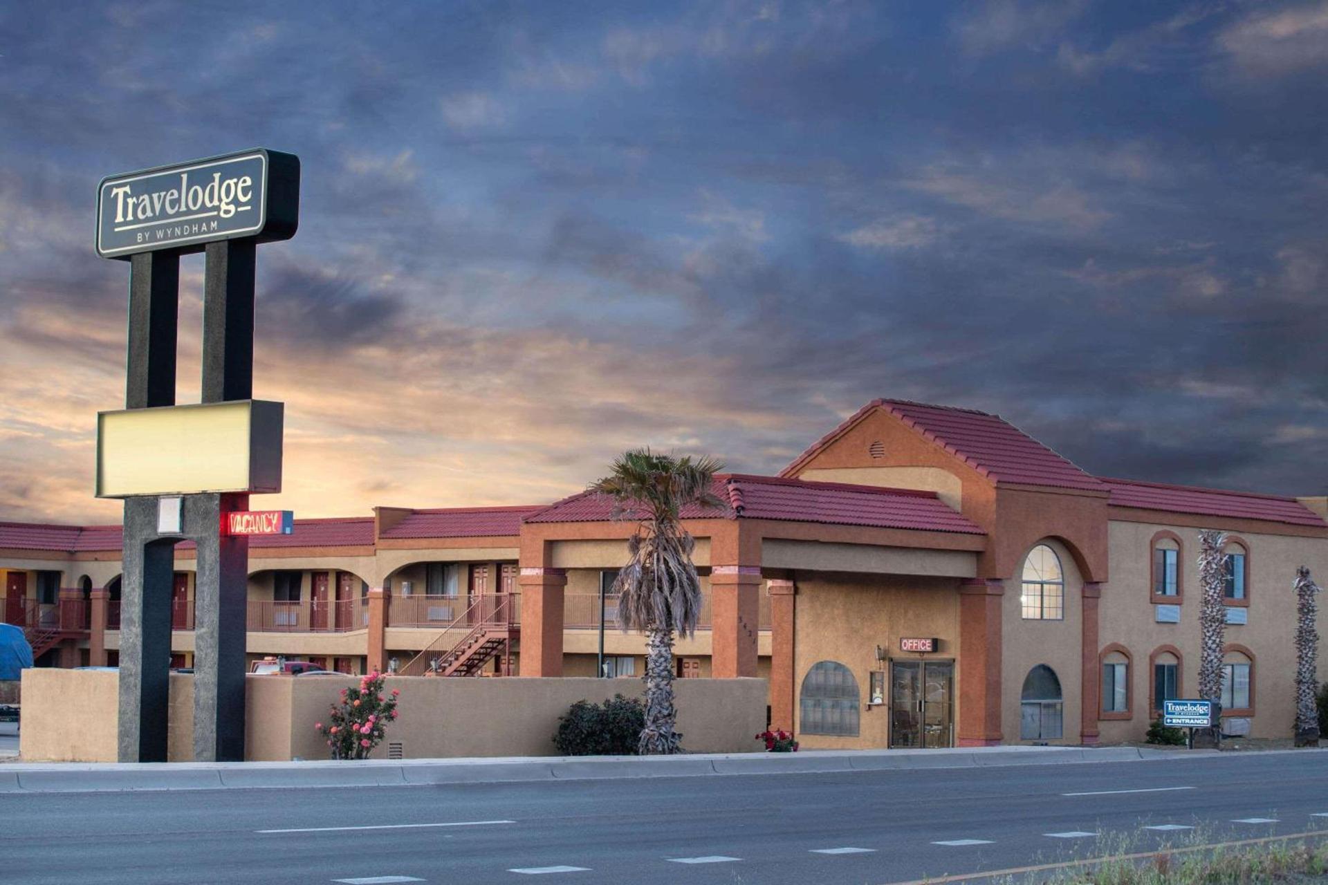 Travelodge by Wyndham Kingman photo 1