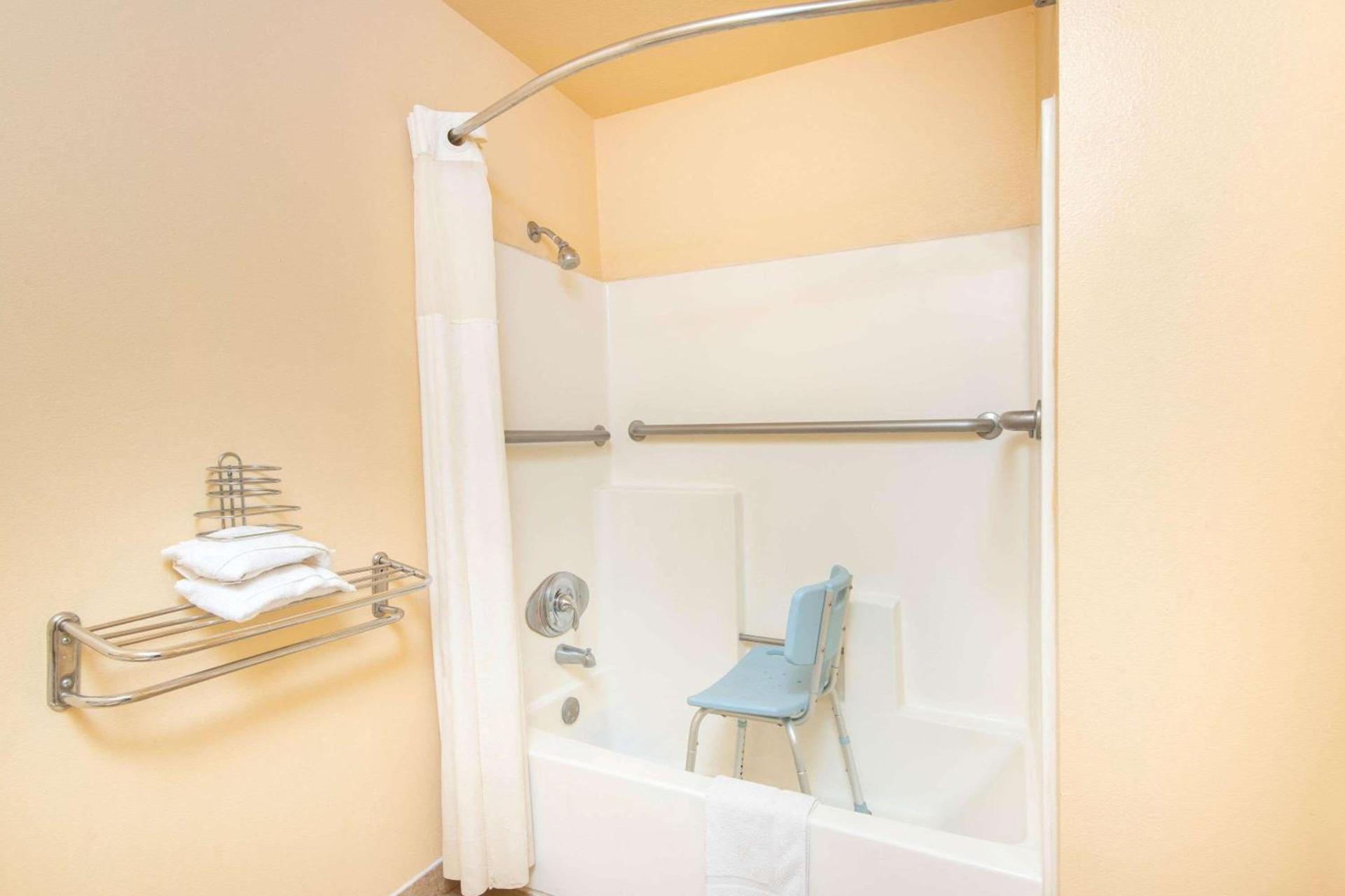 Travelodge by Wyndham Kingman photo 6