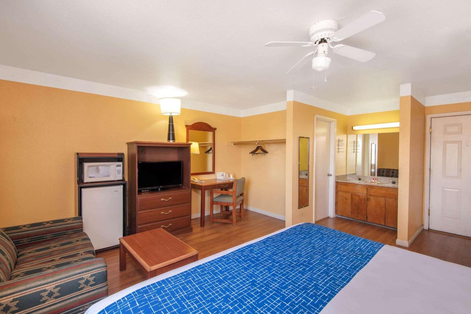 Travelodge by Wyndham Kingman photo 8