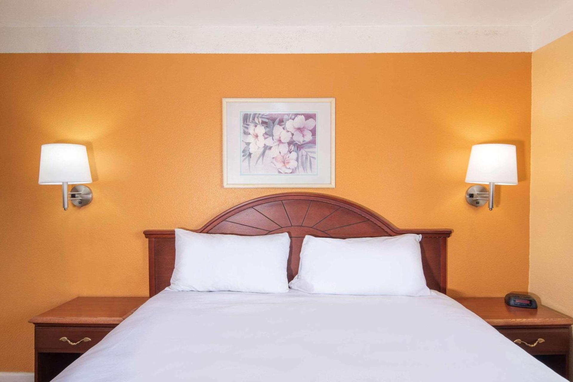 Travelodge by Wyndham Kingman photo 10