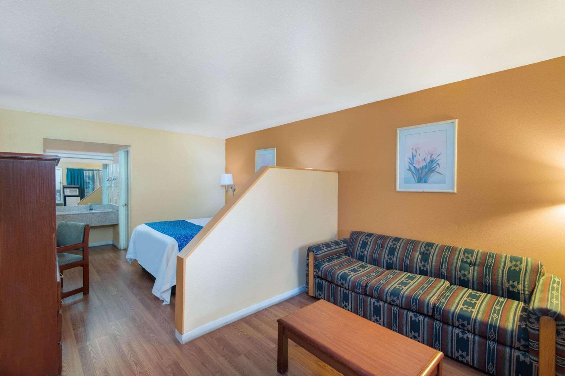 Travelodge by Wyndham Kingman photo 11