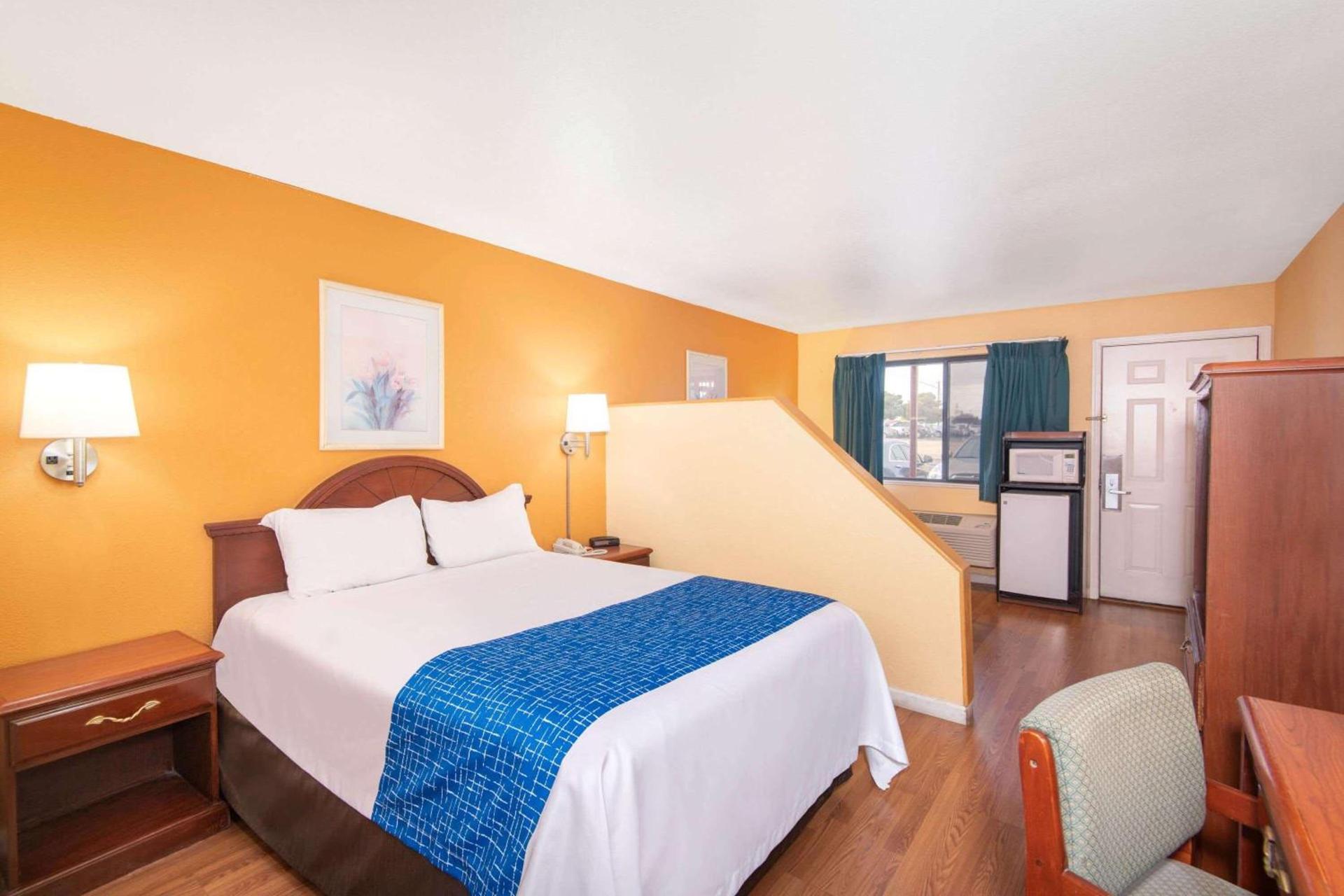 Travelodge by Wyndham Kingman photo 12