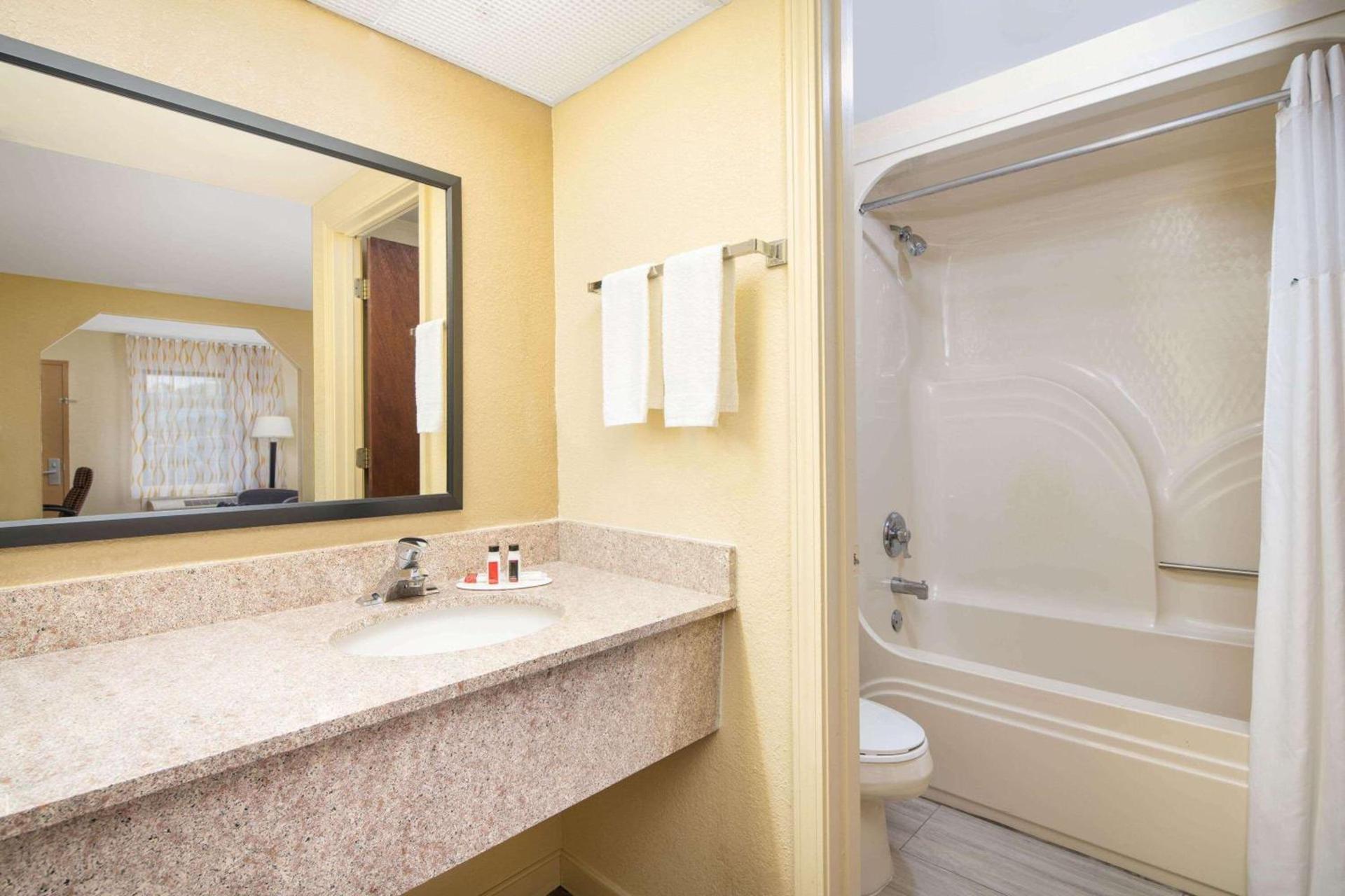 Days Inn by Wyndham Thomaston photo 6