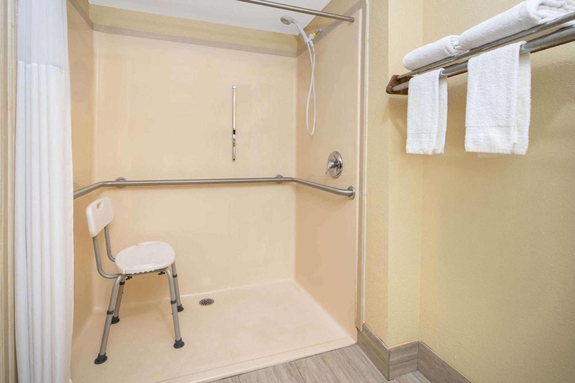Days Inn by Wyndham Thomaston photo 7