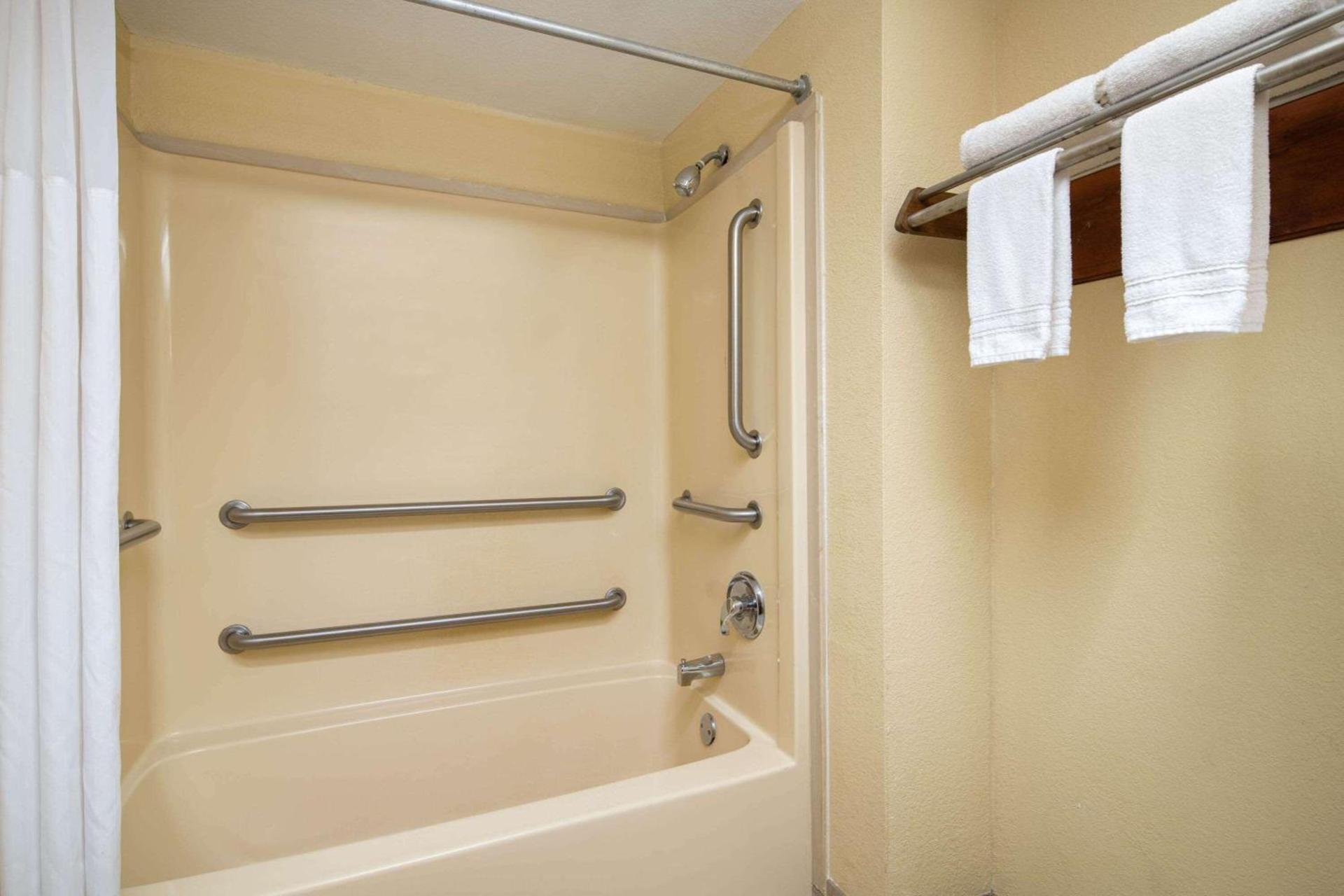 Days Inn by Wyndham Thomaston photo 8
