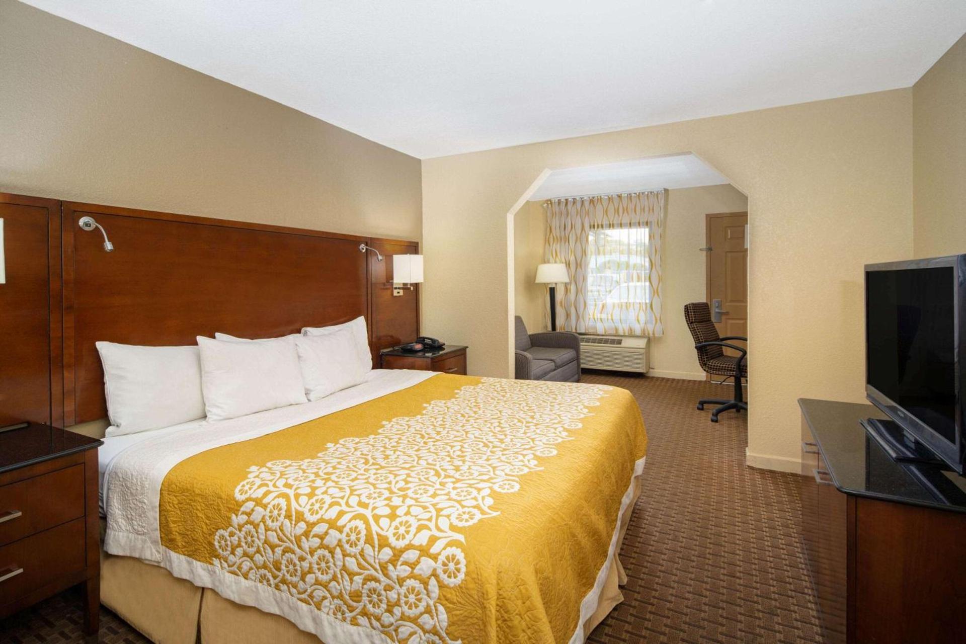 Days Inn by Wyndham Thomaston photo 10