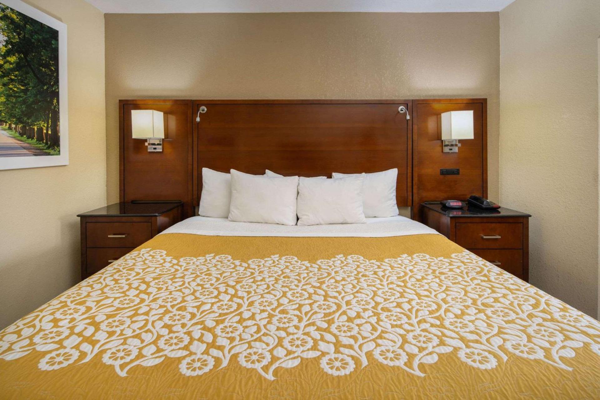 Days Inn by Wyndham Thomaston photo 11