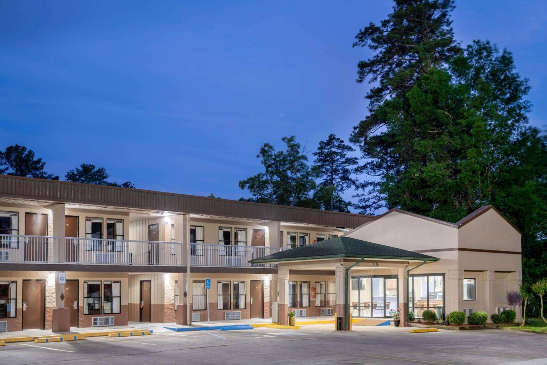 Super 8 by Wyndham Gadsden AL photo 2