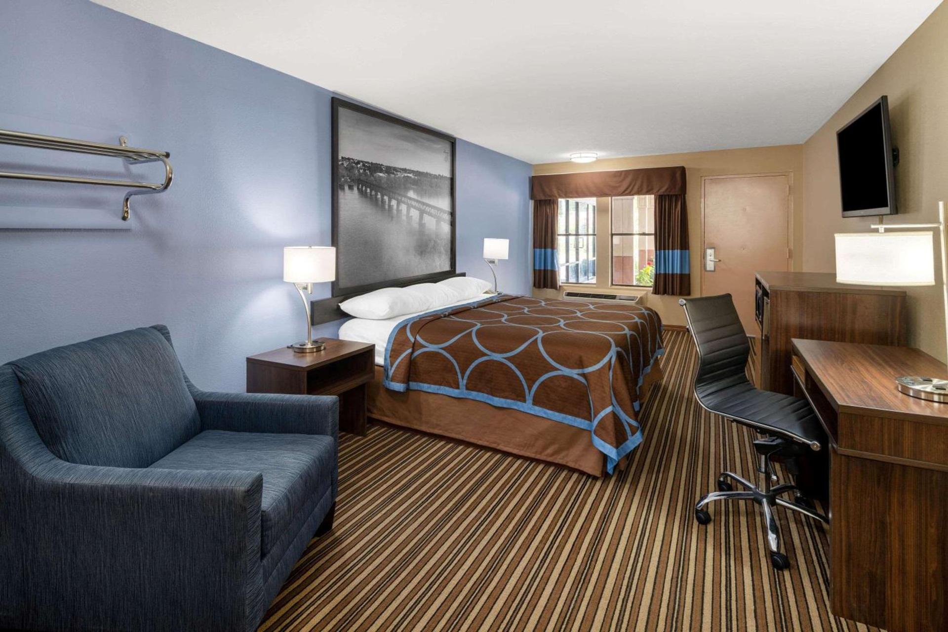 Super 8 by Wyndham Gadsden AL photo 16