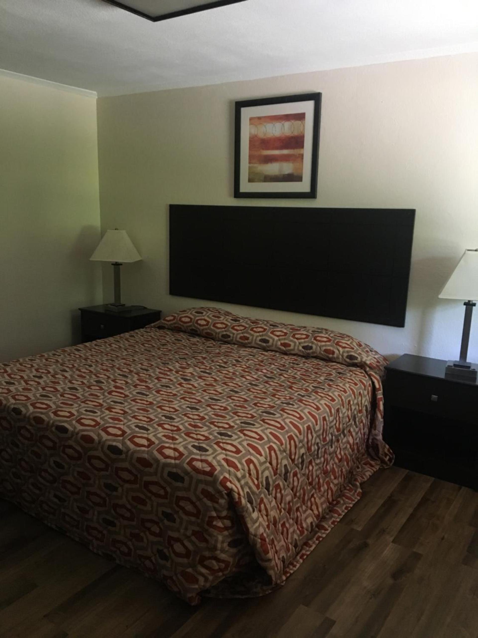 Woodlawn Hills Motel photo 13
