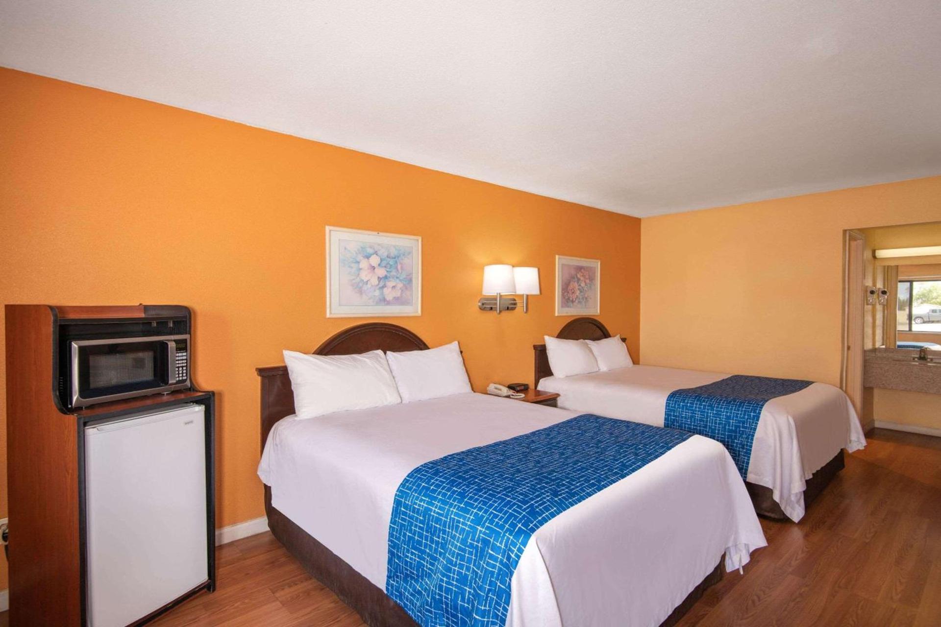 Travelodge by Wyndham Kingman photo 16
