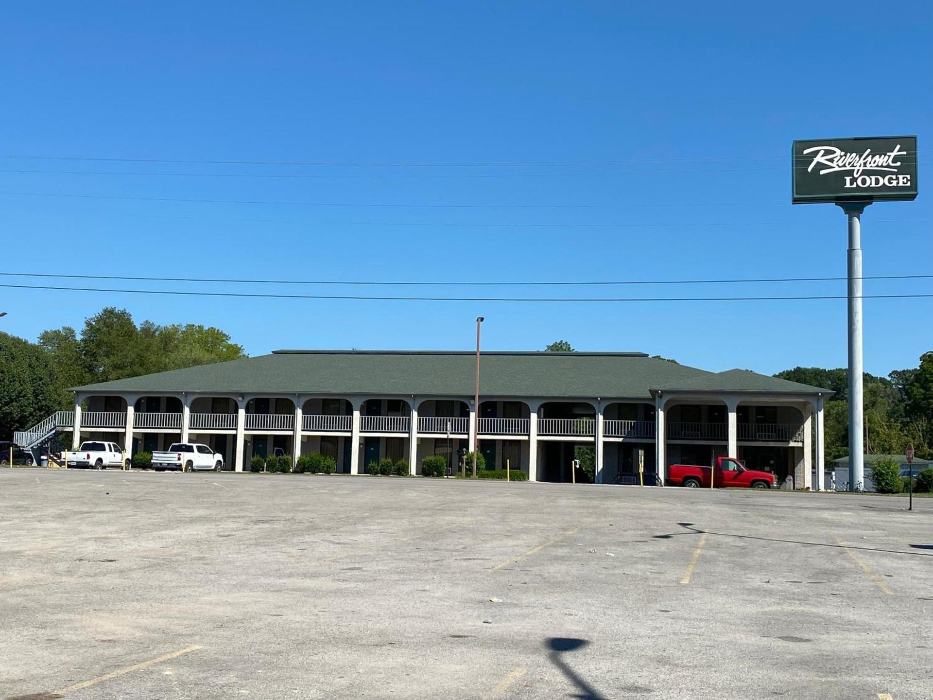 Riverfront Lodge photo 1