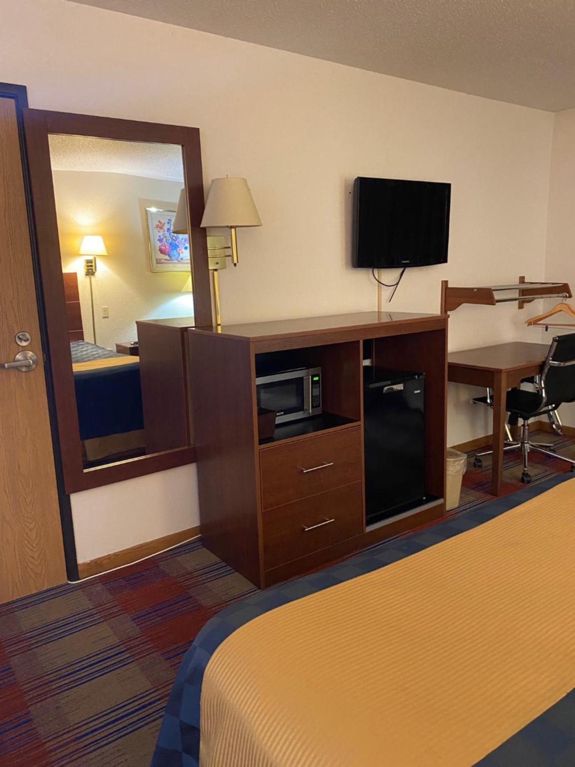 Americas Best Value Inn Champaign photo 14
