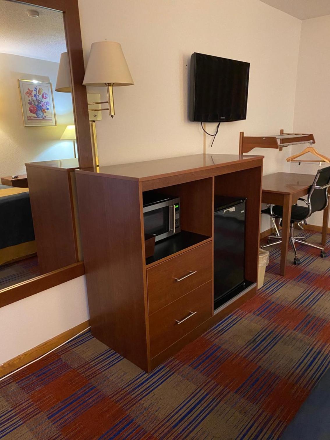 Americas Best Value Inn Champaign photo 12