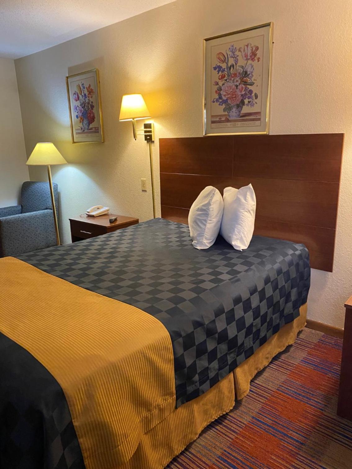 Americas Best Value Inn Champaign photo 11